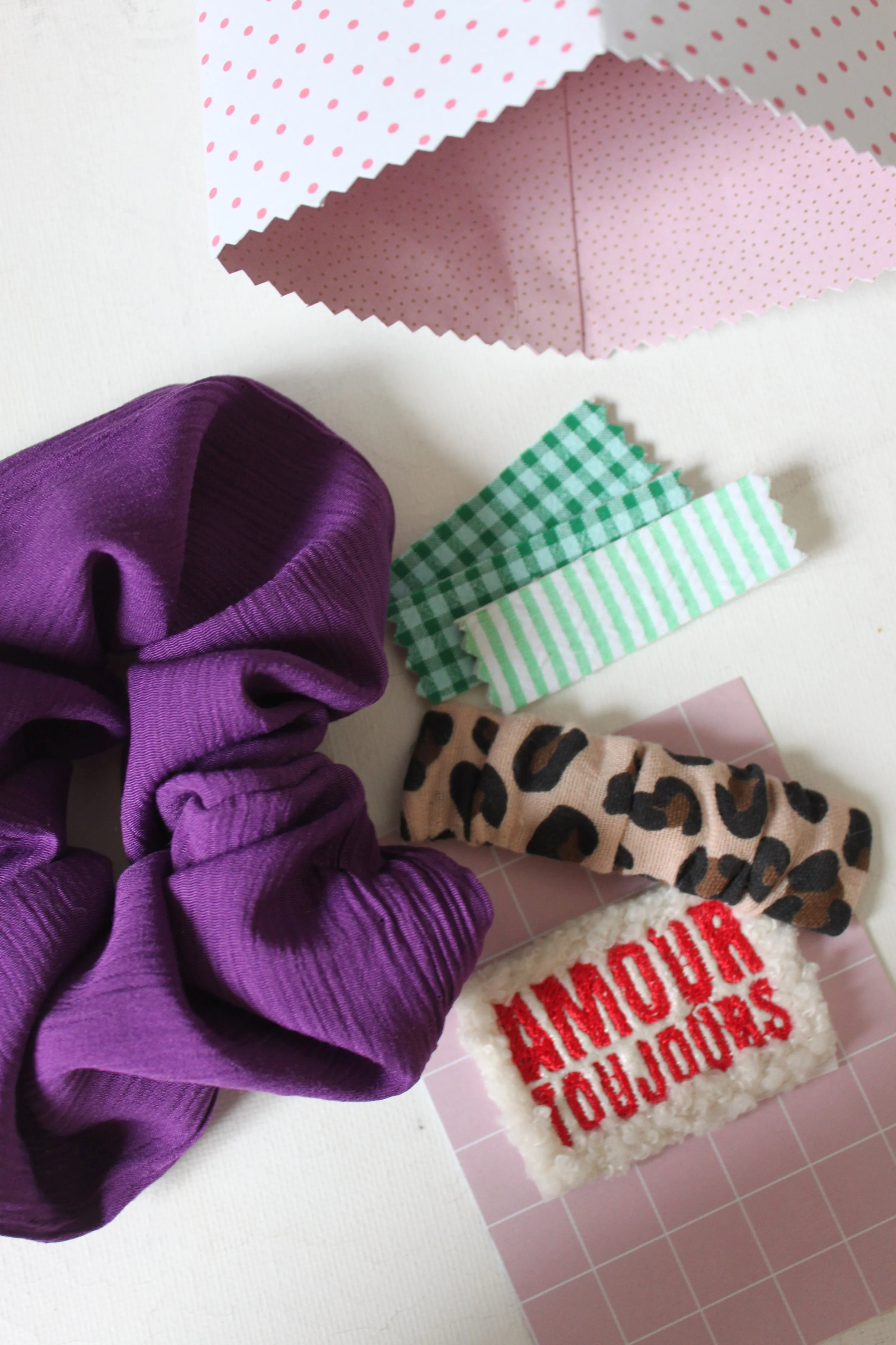 Pochette surprise (chouchou, barrette et patch thermocollant,..)