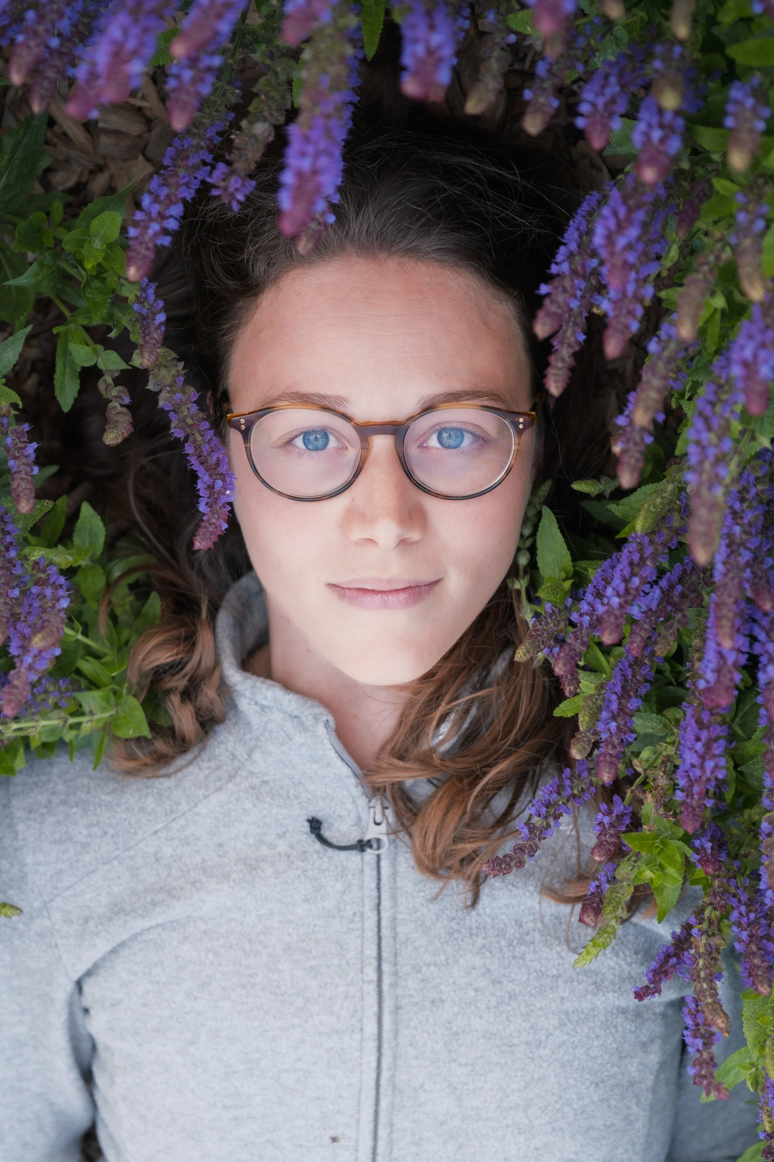 Portrait naturel d’une femme en extérieur réalisé par une photographe à Bruxelles