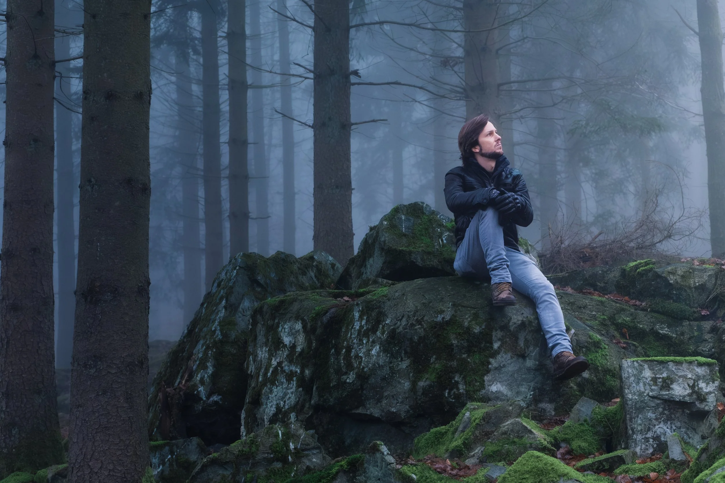 Portrait homme en forêt, ambiance naturelle et immersive avec lumière douce.