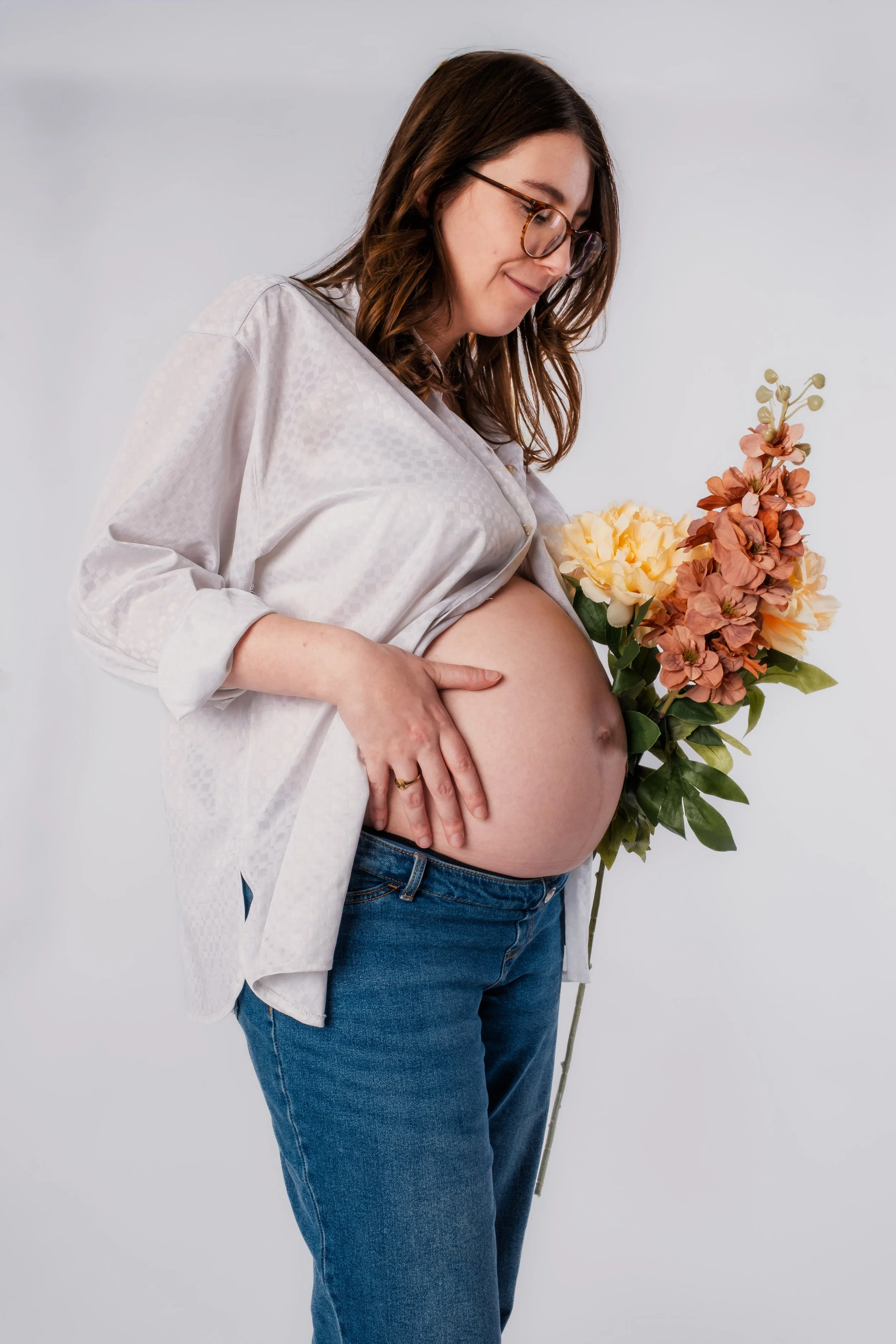 Séance grossesse naturelle, portrait doux et lumineux en lumière naturelle à Bruxelles