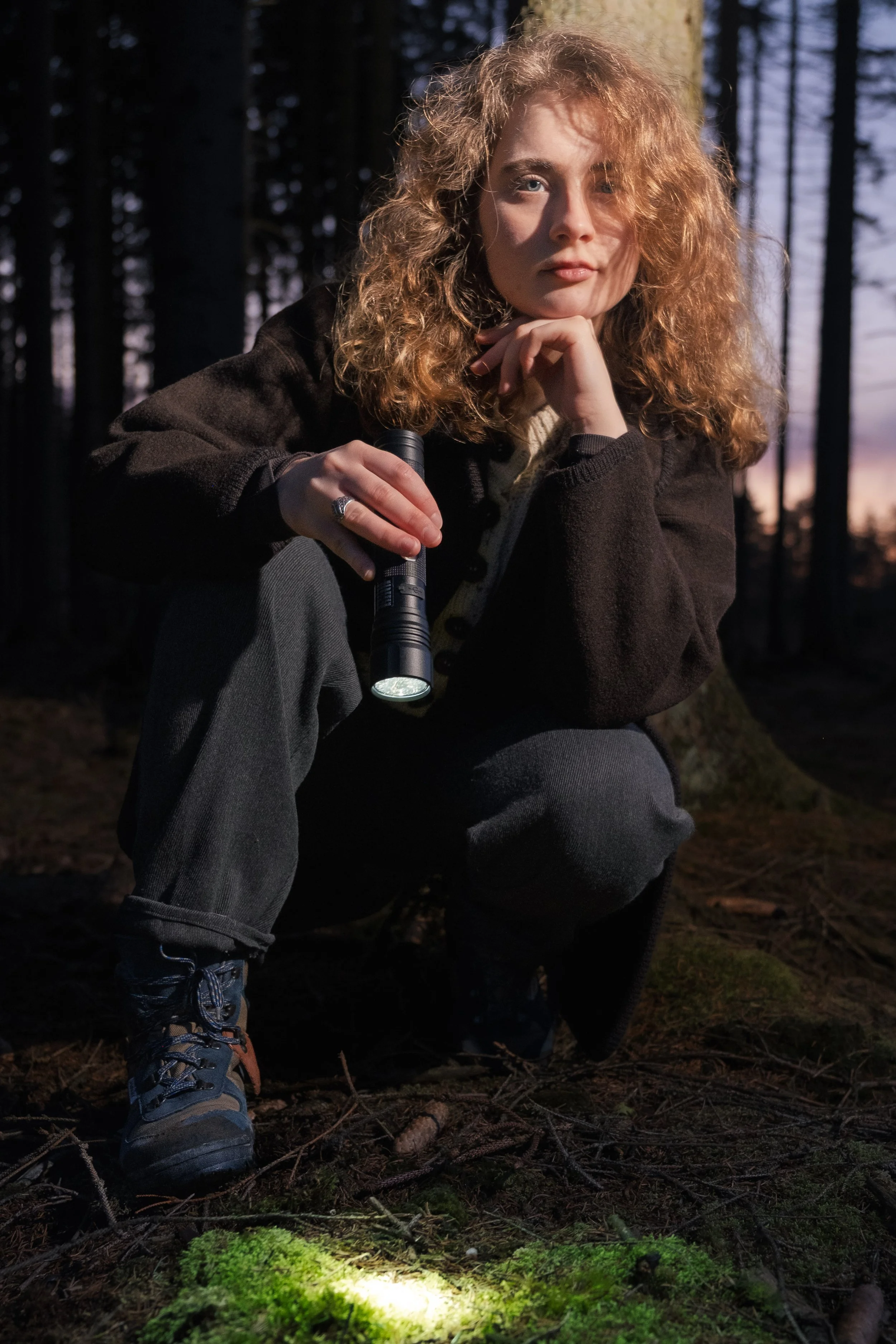 Portrait artistique d’une femme en lumière naturelle, ambiance sombre et cinématographique.