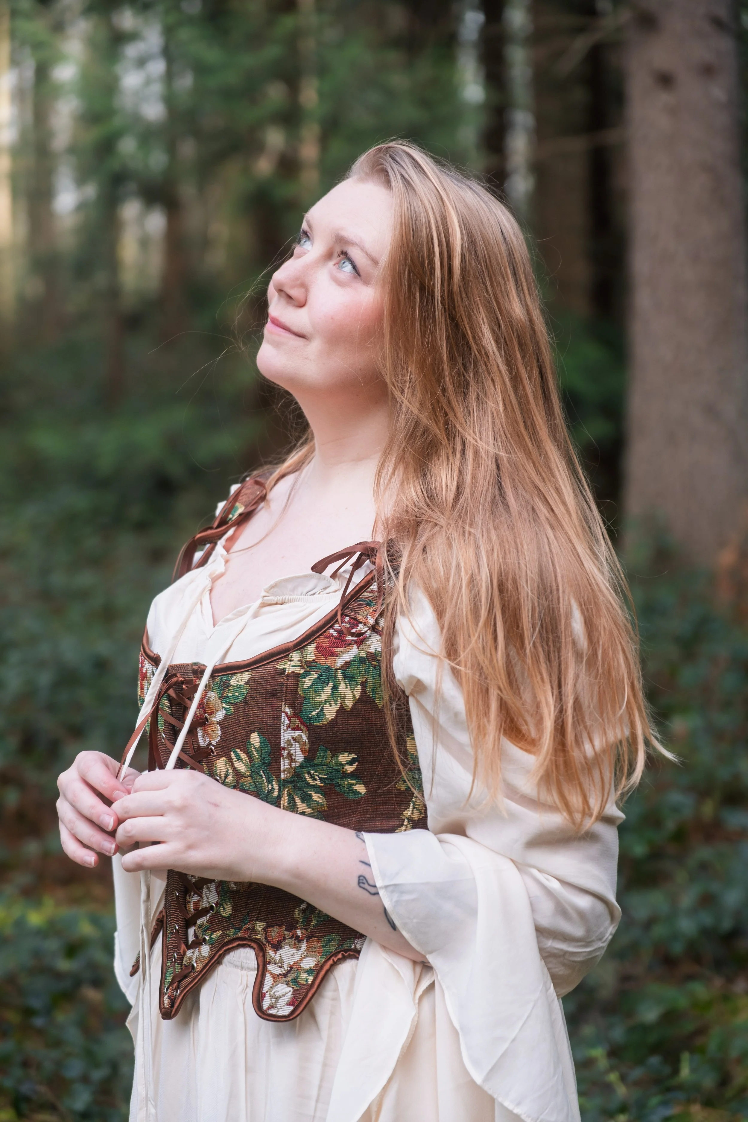 Portrait naturel d’une femme en forêt avec une lumière douce, réalisé par une photographe à Bruxelles