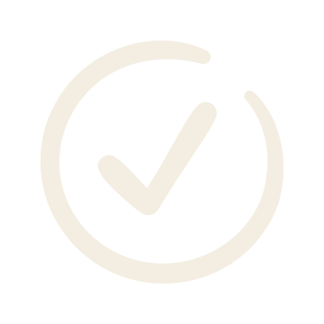 Ein weißes Kontrollkästchen mit Häkchen in einem Kreis auf schwarzem Hintergrund.