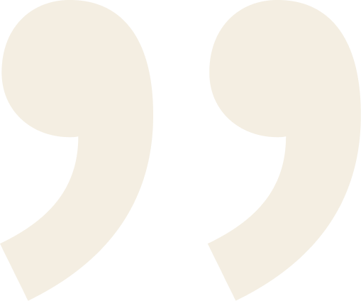 Ein großes weißes Anführungszeichen auf schwarzen Hintergrund.