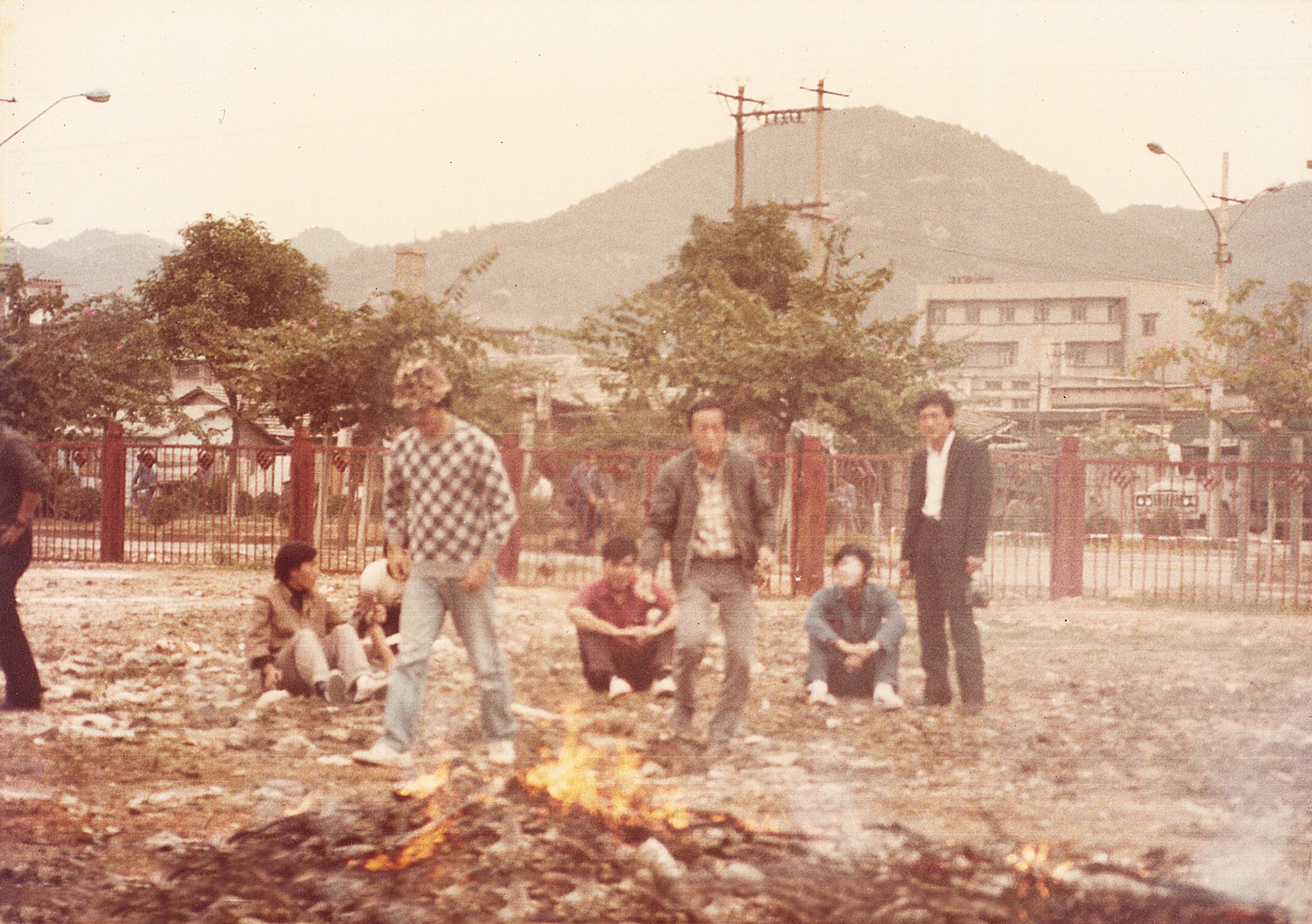 厦门达达現代艺术展 - 展出藝術作品焚烧后的现场 
Xiamen Dada Modern Art Exhibition - Scene after the exhibited artworks were burned
1986. 11.23  