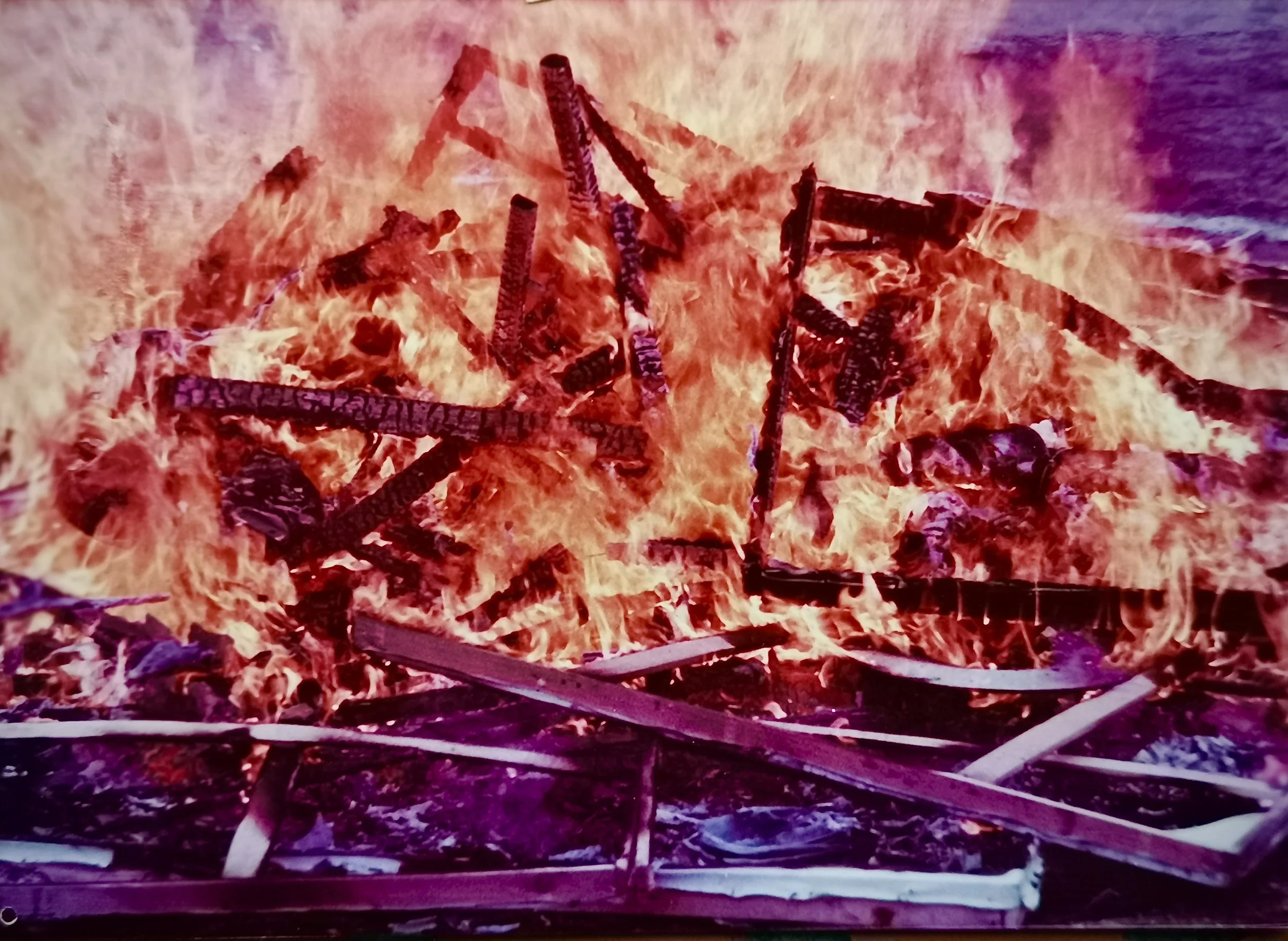 厦门达达現代艺术展 - 展出藝術作品的焚烧现场 
Xiamen Dada Exhibition of Modern Art Burning Event  1986. 11.23   