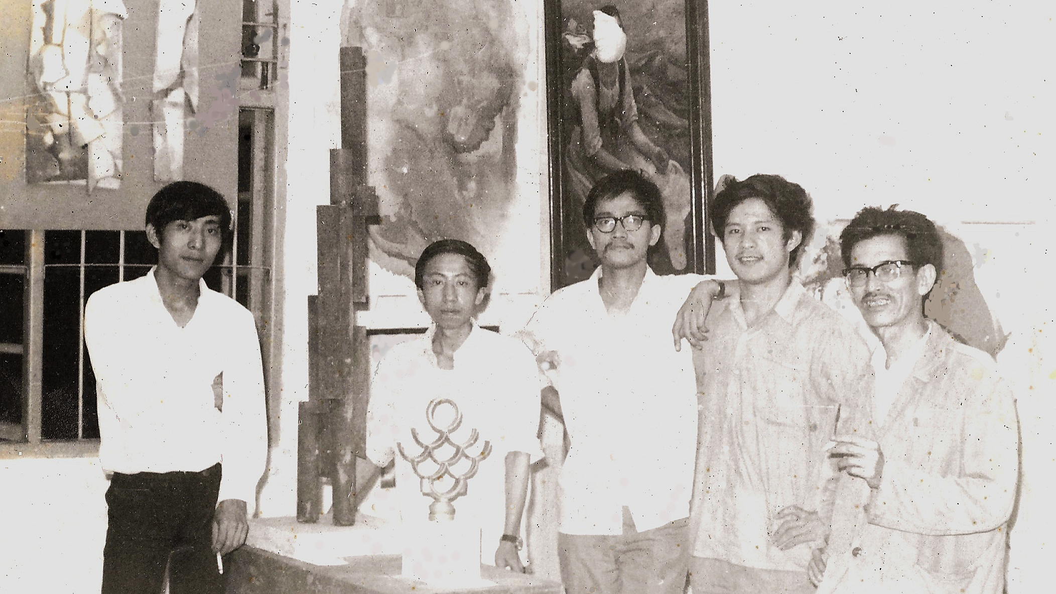 焦耀明, 黄永砅, 林嘉华, 俞晓刚, 许成斗 (左起)  
Jiao Yaoming, Huang Yong Ping, Lin  Jiahua,  Xiaogang Yu, Xu Chengdou.  (left to right)
1983