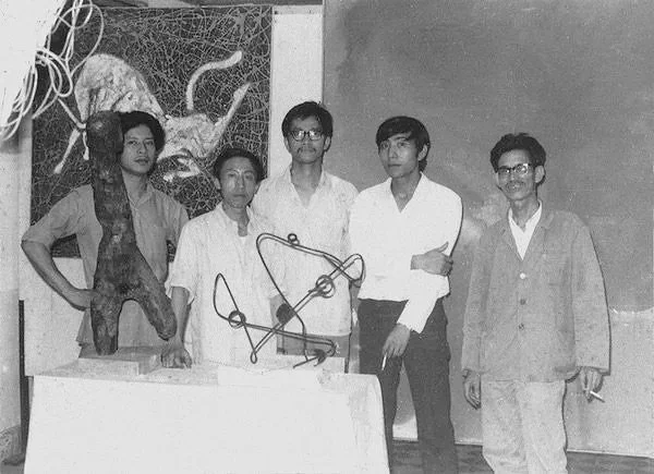 厦门五人现代美术展 1983
 Xiamen Modern Art Exhibition of Five Artists   
俞晓刚, 黄永砅, 林嘉华, 焦耀明, 许成斗 (左起)  
Xiao Gang Yu, Huang Yong Ping, Lin  Jiahua, Jiao Yaoming, Xu Chengdou.  (left to right)