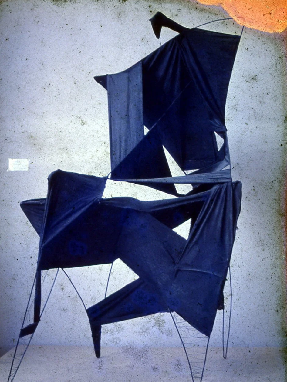 焦跃明 Jiao Yaoming 
折成的黑影 (粗麻布+沥青) Folded shadows (rough burlap + asphalt)
(己焚烧 It was burned) 1986