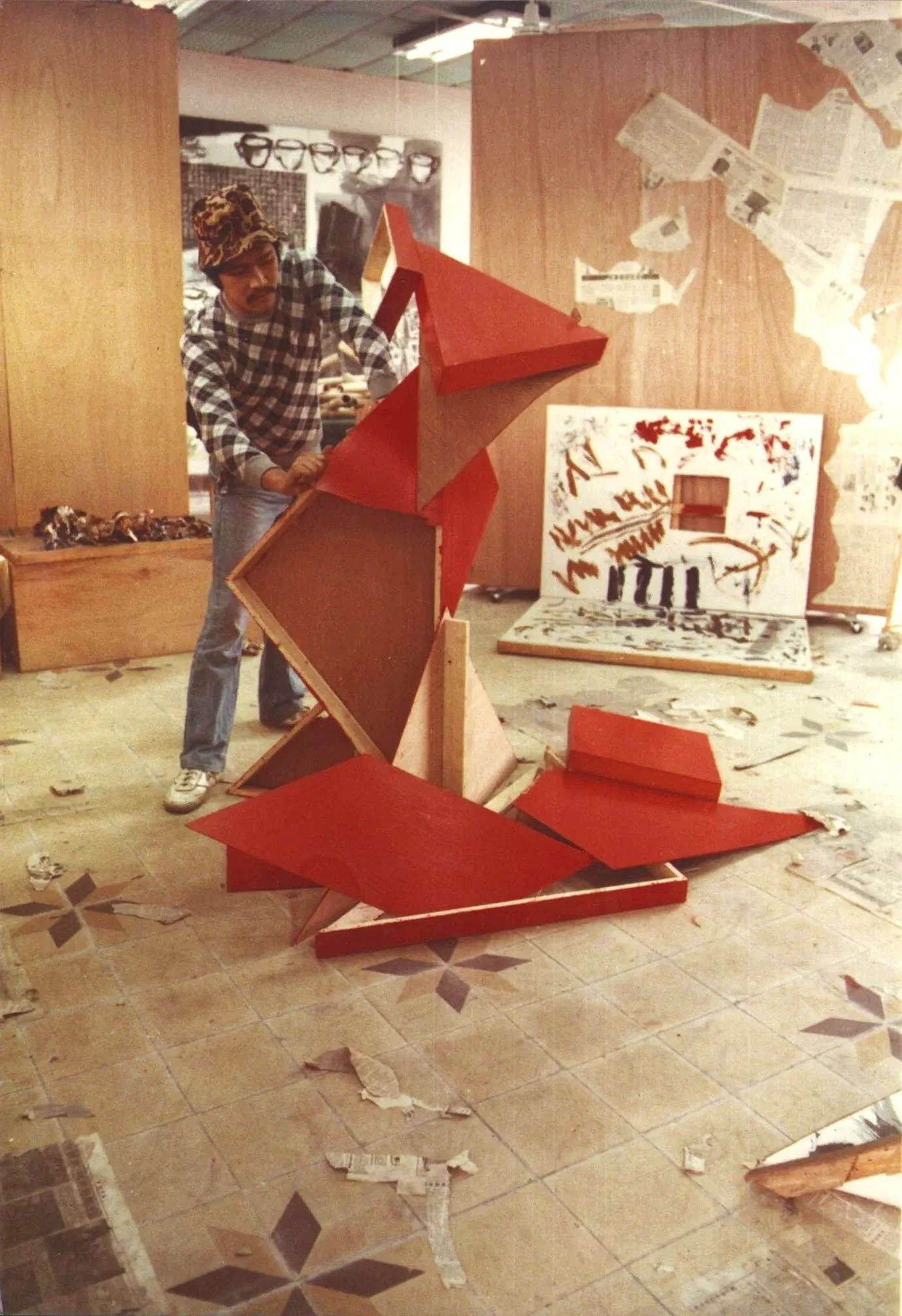 林嘉华 Lin  Jiahua  
紅色量块 (木质材料 油漆) 
Red block (wooden painted)
(己焚烧 It was burned) 

1986 Xiamen 