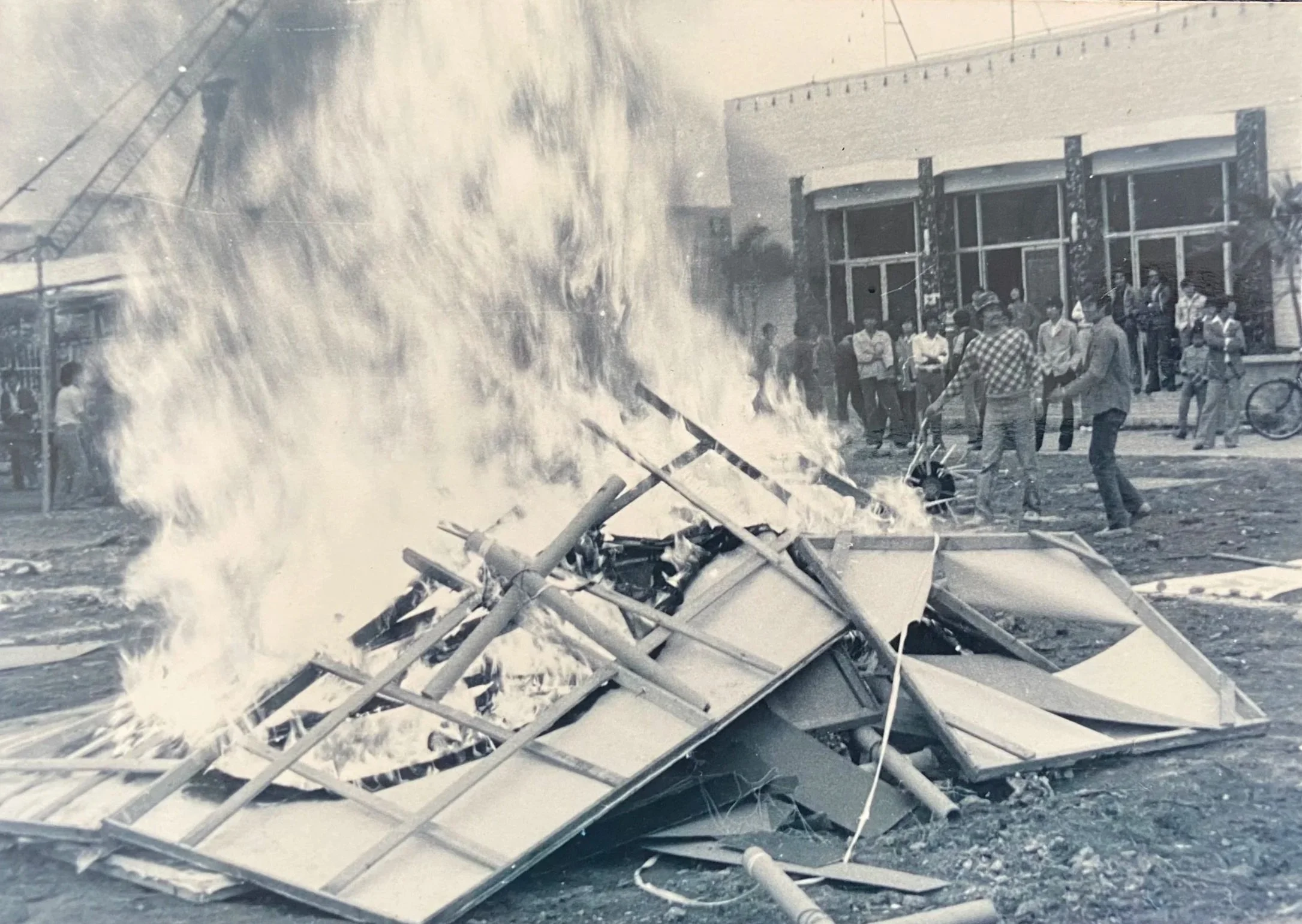 厦门达达現代艺术展 - 展出藝術作品的焚烧现场 
Xiamen Dada Exhibition of Modern Art Burning Event  1986. 11.23 