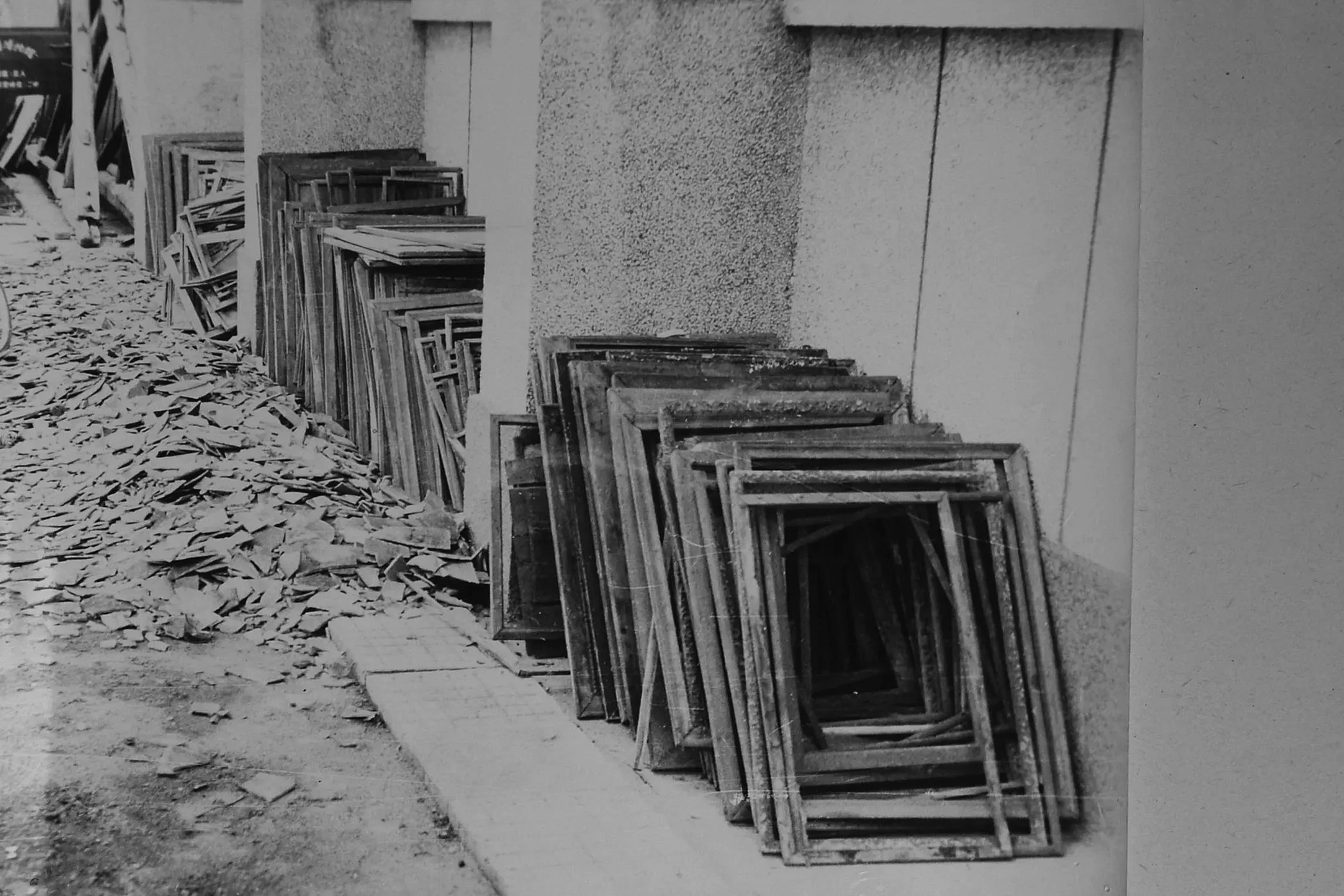 被遗弃的旧镜框 Outdoor abandoned old picture frames
Exhibition of events that occurred at the Fujian Provincial Art Museum
Fuzhou China  Dec 1986 
