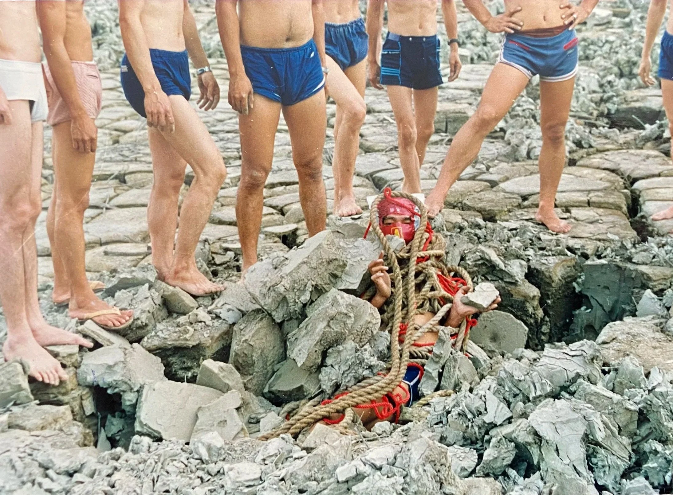 林嘉华自愿参与者
Lin Jiahua and volunteer participants
纠缠捆绑艺术行为, 焚书坑儒  
Entanglement and Bondage Art Performance 
厦门 筼筜港 枯泥滩   Xaimen 1987 