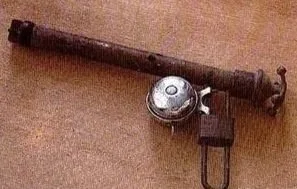 黄永砅 Huang Yong Ping  
会响的手枪 A gun that makes a sound
