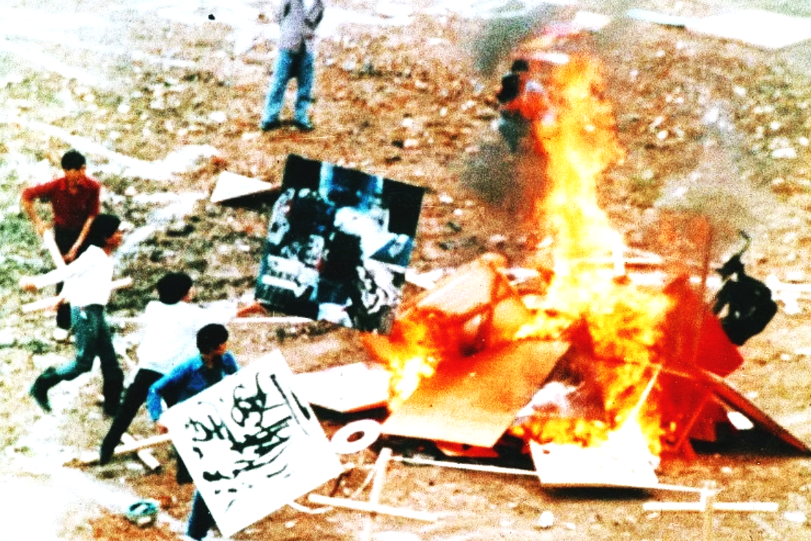 厦门达达現代艺术展 - 展出藝術作品的焚烧现场 
Xiamen Dada Exhibition of Modern Art Burning Event  1986. 11.23 