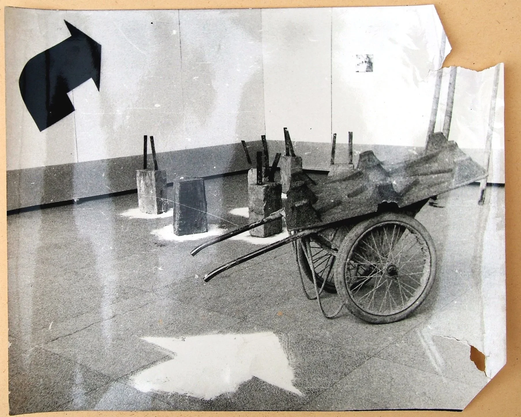 推动中国开放 Promoting China's opening up
发生在福建省美术展览馆内的事件展览
Exhibition of events that occurred at the Fujian Provincial Art Museum
Fuzhou China  Dec 1986 