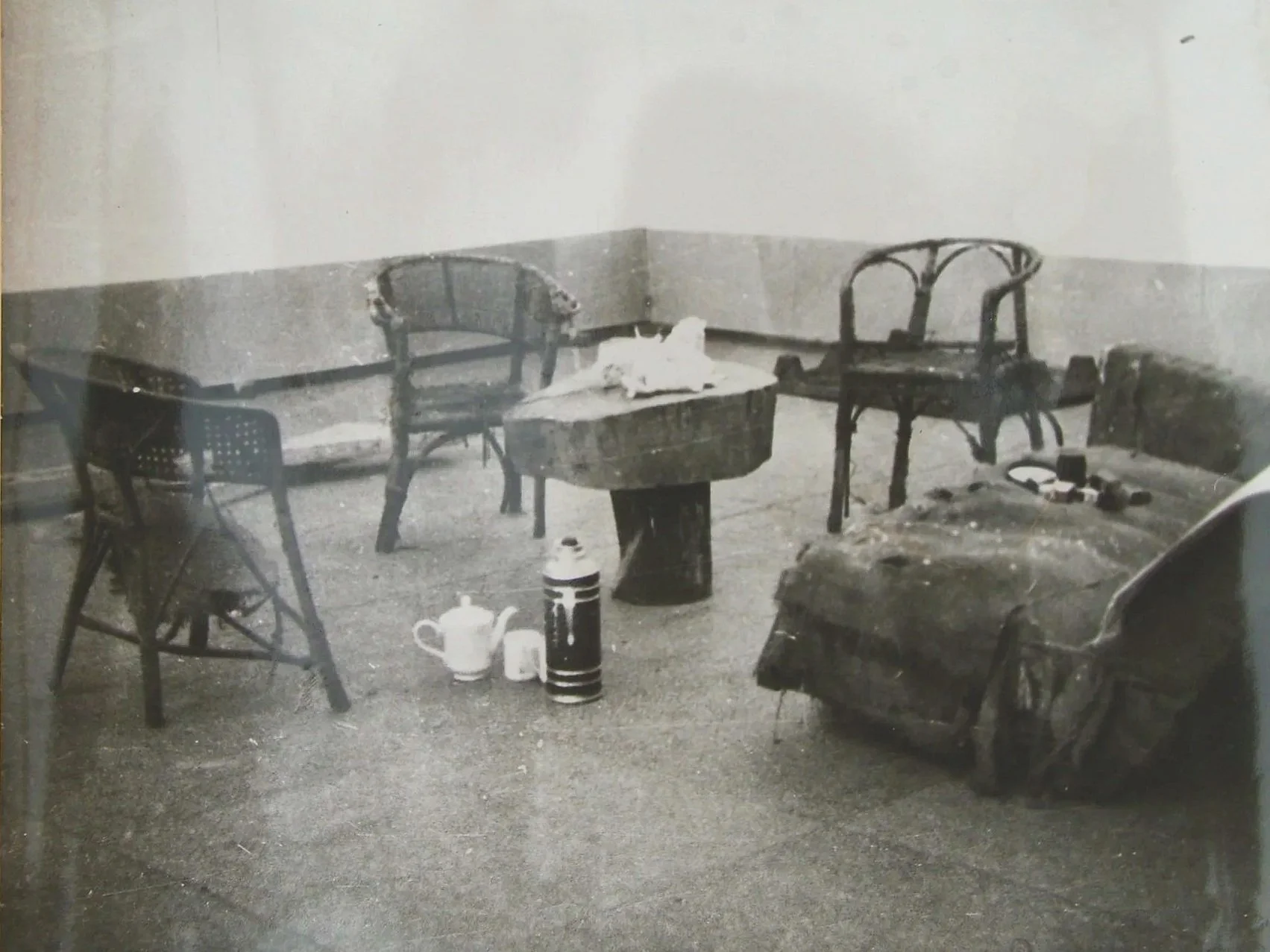 黄永砅, 焦耀明, 林嘉华, 俞晓刚四人会议
A meeting of Huang Yongping, Jiao Yaoming, Lin Jiahua, and Yu Xiaogang.
发生在福建省美术展览馆内的事件展览
Exhibition of events that occurred at the Fujian Provincial Art Museum
Fuzhou China  Dec 1986 
吴艺明摄影 Photography by Wu Yiming