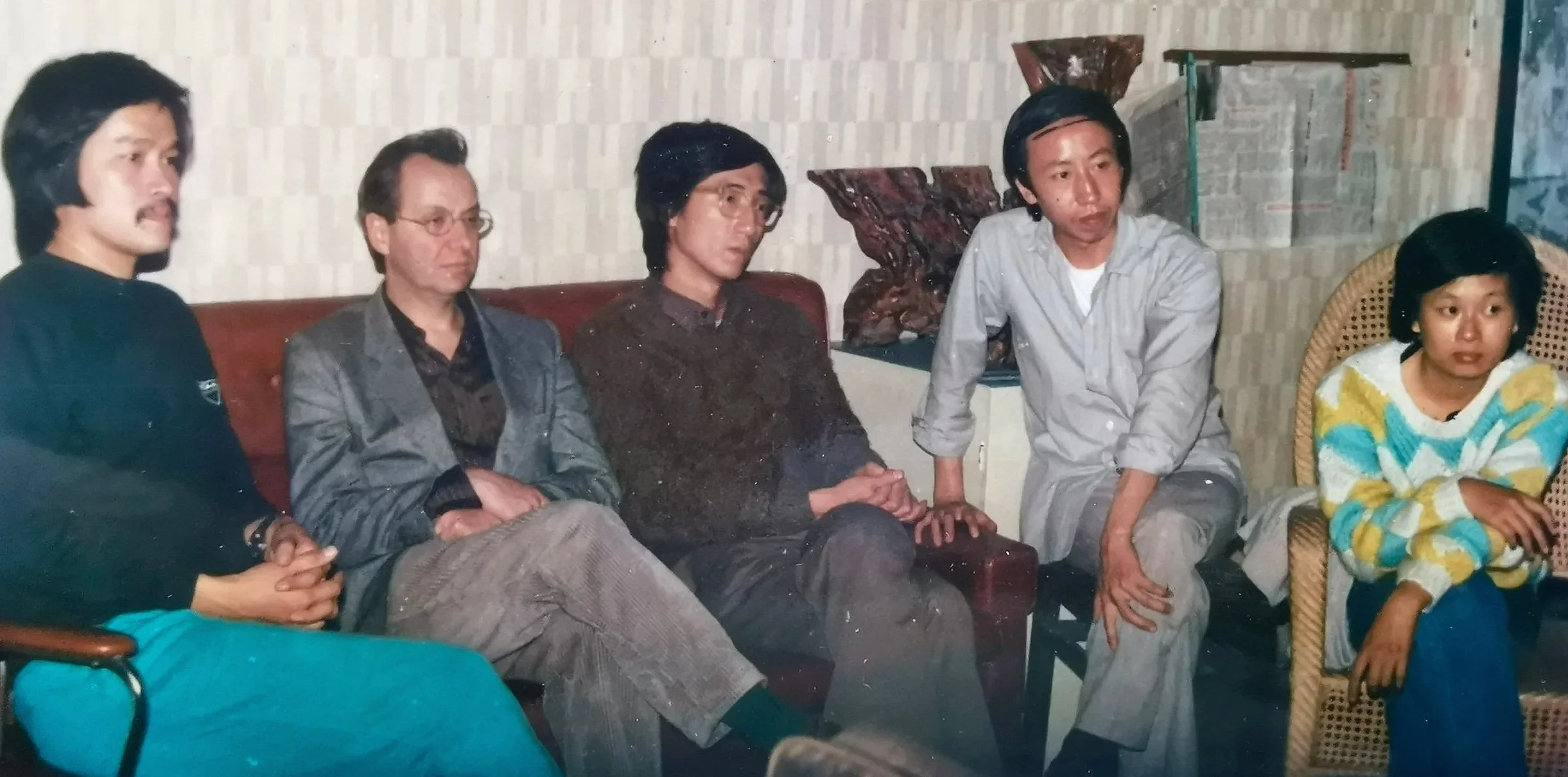 巴黎蓬皮杜中心现代美术馆馆长
"大地魔术师"展览的总策划訪問廈門 1989 
Jeab Mabert Martin
Director of the Museum of Modern Art at the Centre Pompidou
Curator of the 
"Magicians of the Earth" exhibition, visited Xiamen in 1989.

林嘉华, Jean-Hubert Martin, 费大为, 黄永砅, 沈远
Lin Jiahua, Jean