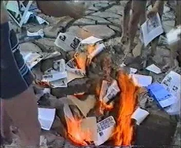 焚书坑儒 
Burning of books and burying of scholars
厦门 筼筜港 枯泥滩   Xaimen 1987 
烧的书都是在当时难得的精装画册和中外理论书，有张大千, 毕加索, 米罗等。一張张撕下来扔进火堆里焚烧，配合撕的人都觉得很舍不得 ...
The books being burned were rare, finely bound art books and theoretical works from both China and abroad, in