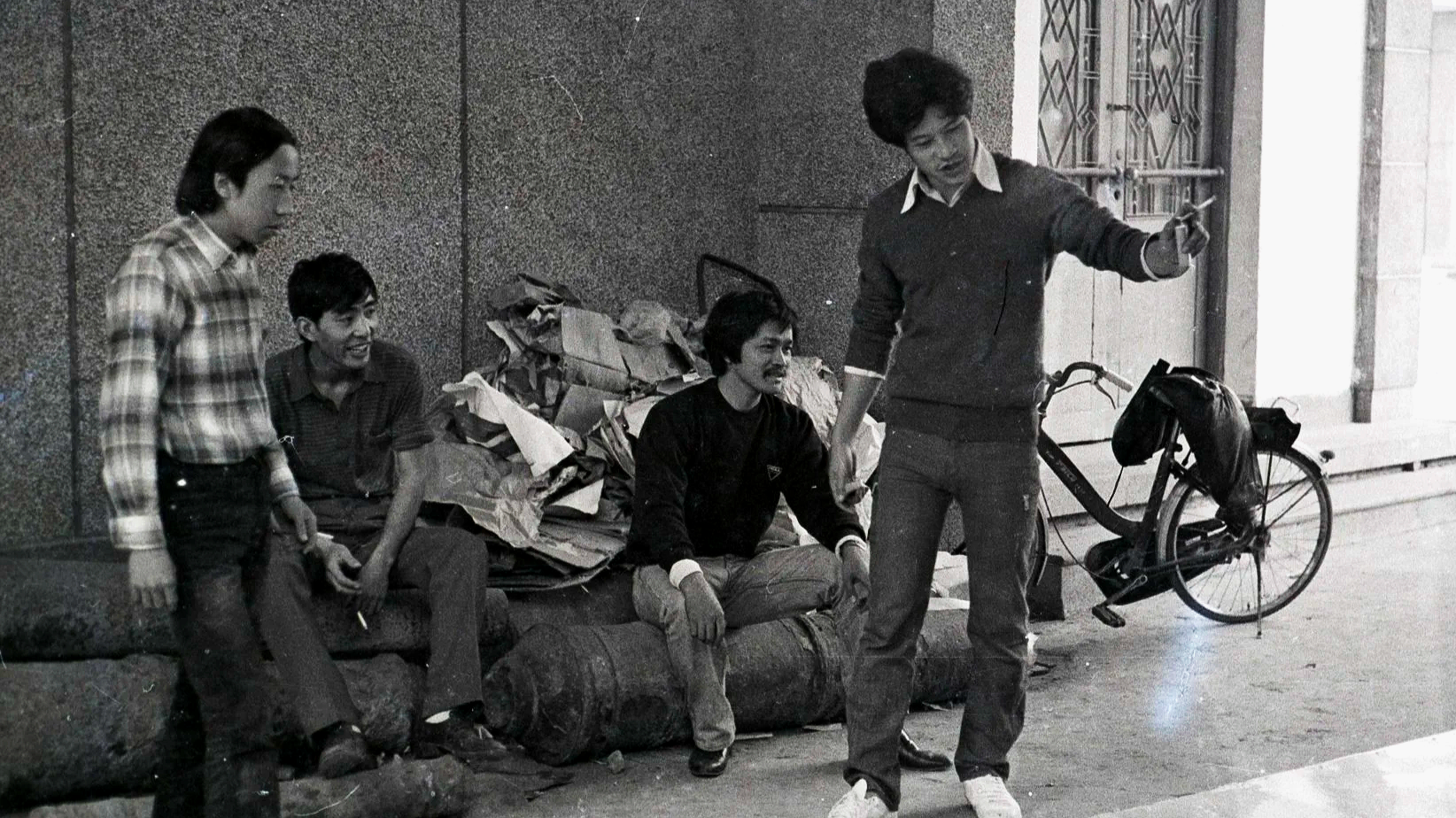 黄永砅, 焦耀明, 林嘉华,俞晓刚（ 左起 )
Huang Yong Ping,  Jiao Yaoming, Lin Jiahua, Yu Xiaogang (left to right)
Exhibition of events that occurred at the Fujian Provincial Art Museum
Fuzhou China  Dec 1986 
吴艺明摄影 Photography by Wu Yiming