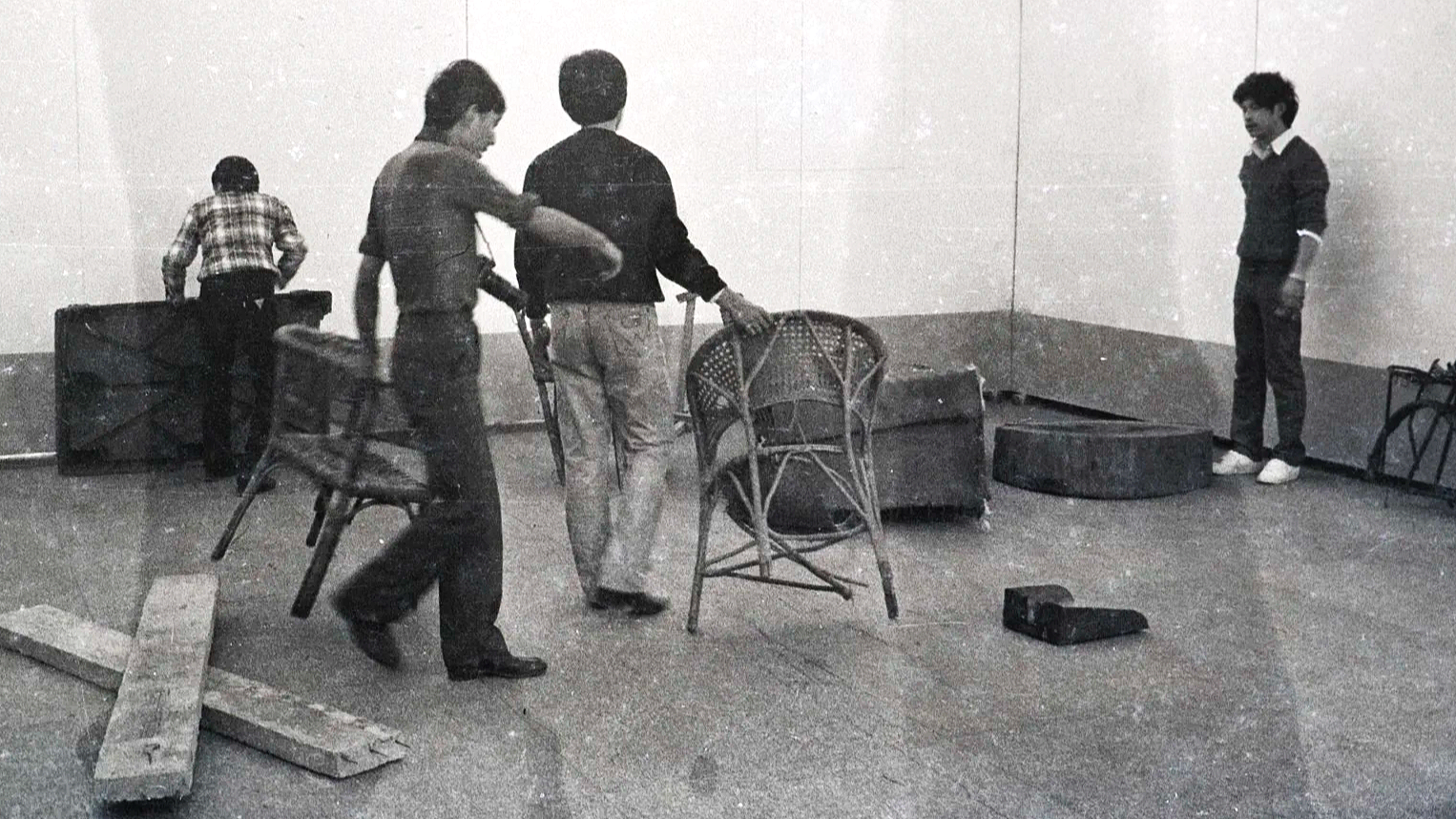 发生在福建省美术展览馆内的事件展览
黄永砅, 焦耀明, 林嘉华, 俞晓刚（ 左起 )
Huang Yong Ping,   Jiao Yaoming,  Lin  Jiahua, Yu Xiaogang (left to right)
Fuzhou China 1986.12
吴艺明摄影 Photography by Wu Yiming