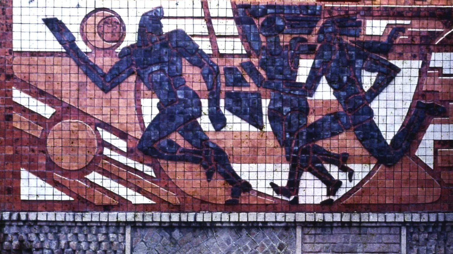 焦跃明 Jiao Yaoming 
陶瓷 ceramics 15000 x 5000 
Xiamen 1983