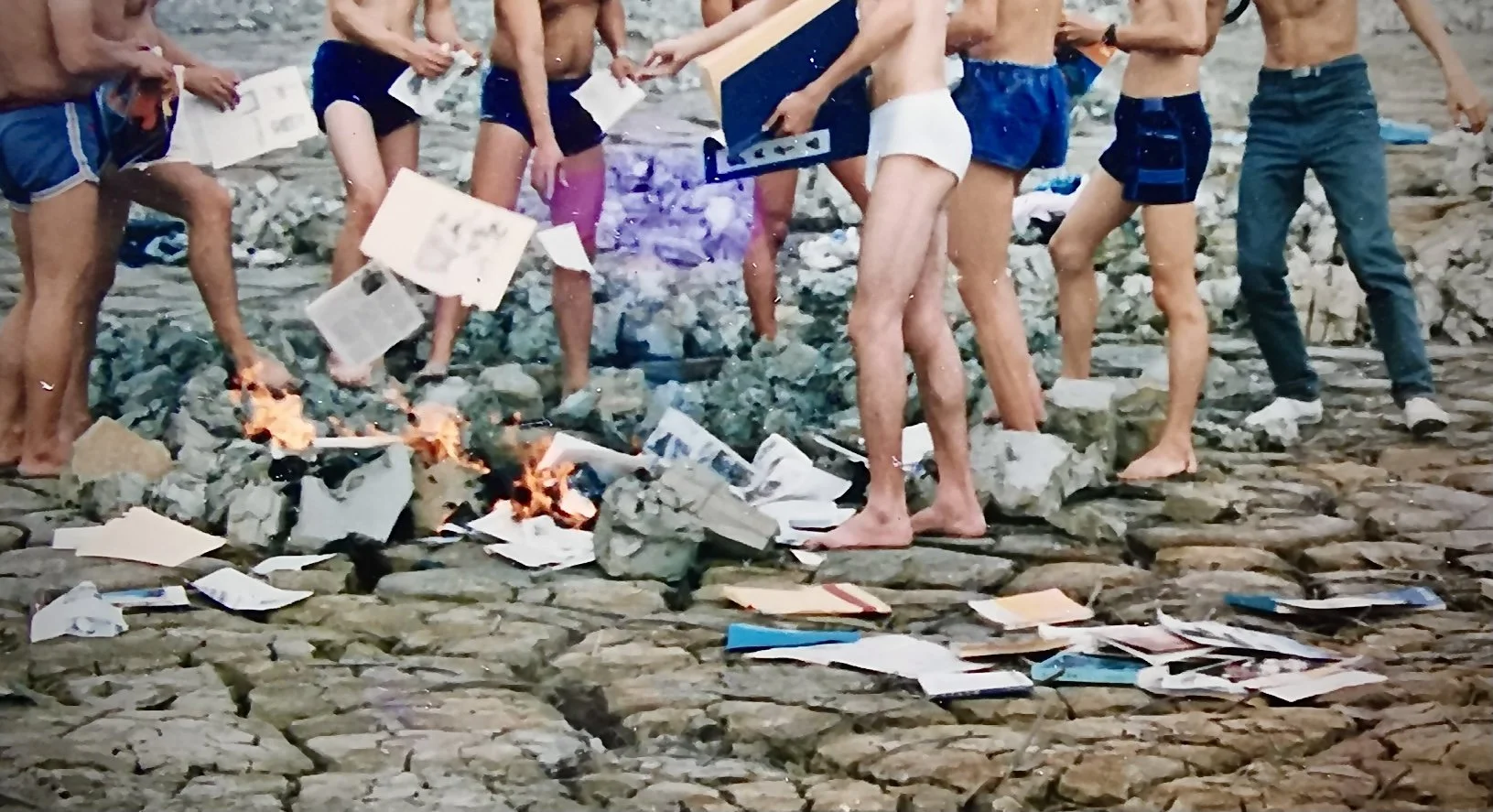 林嘉华和自愿参与者
Lin Jiahua and volunteer participants
焚书坑儒 
Burning of books and burying of scholars
厦门 筼筜港 枯泥滩   Xaimen 1987 
郑轼摄影 Videographer by Zheng Shi