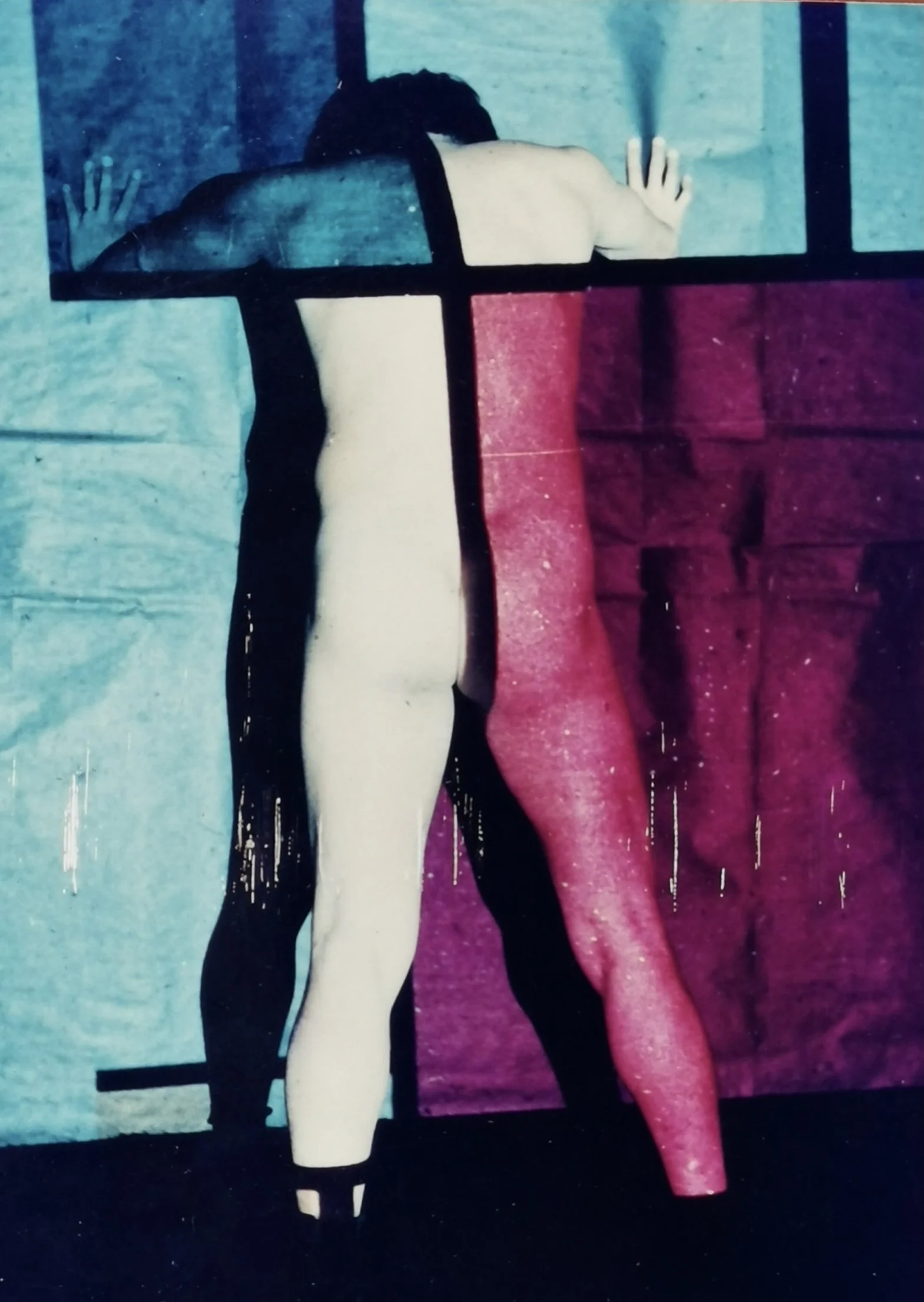 林嘉华  Lin Jiahua
进入美術史的幻燈活动
A Slideshow into Art History
Piet Mondrian 的作品投射在林的身体上
Piet Mondrian's work is projected onto Lin's body 
1988 Xiamen 
