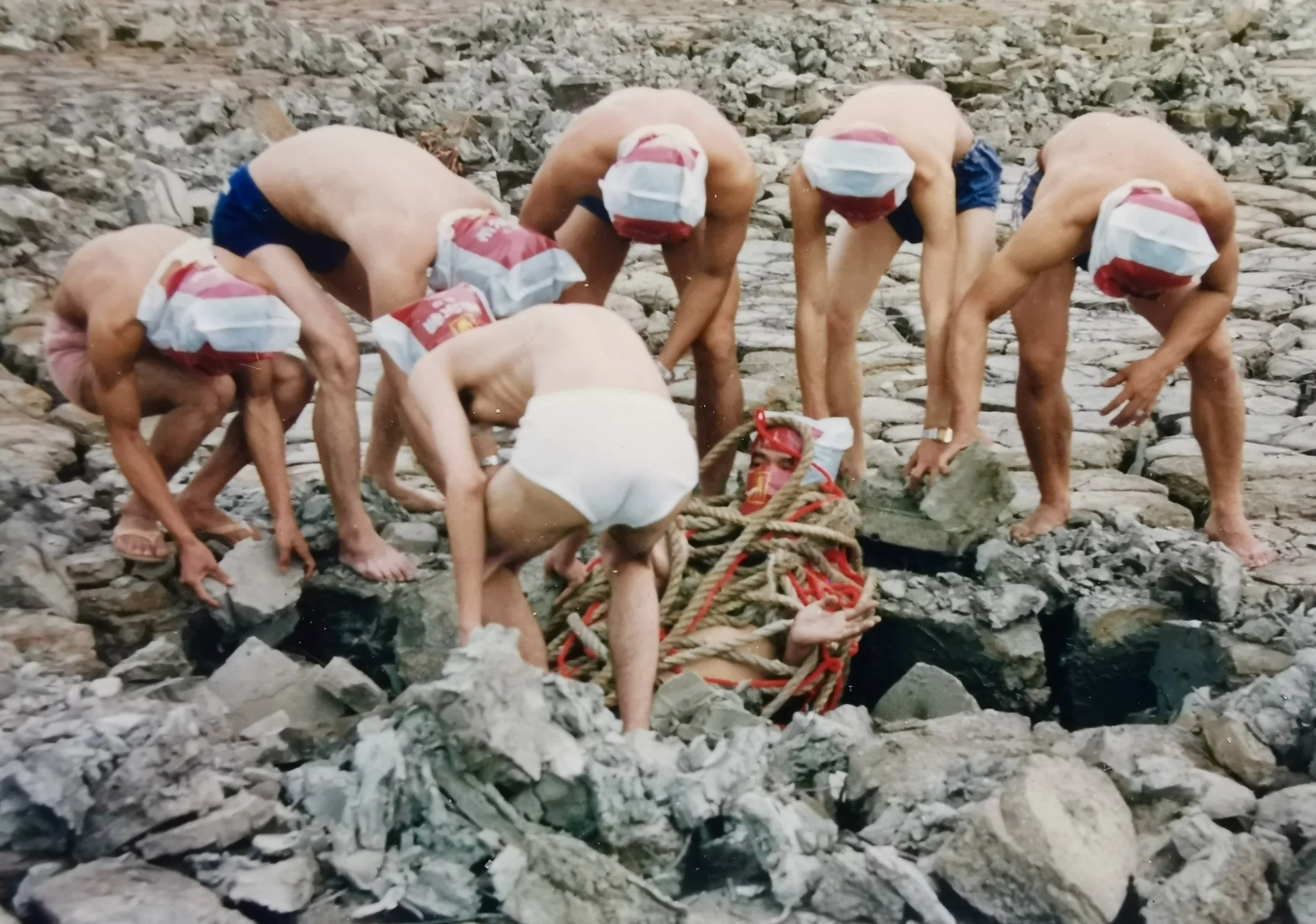 林嘉华和自愿参与者
Lin Jiahua and volunteer participants
纠缠捆绑艺术行为, 焚书坑儒  
Entanglement and Bondage Art Performance 
厦门 筼筜港 枯泥滩   Xaimen 1987 