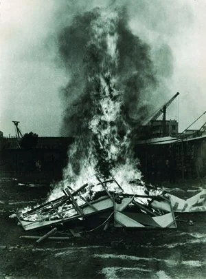 厦门达达現代艺术展 - 展出藝術作品的焚烧现场
Xiamen Dada Exhibition of Modern Art Burning Event  1986. 11.23  
李世雄 摄影 Photography by Li Shixiong