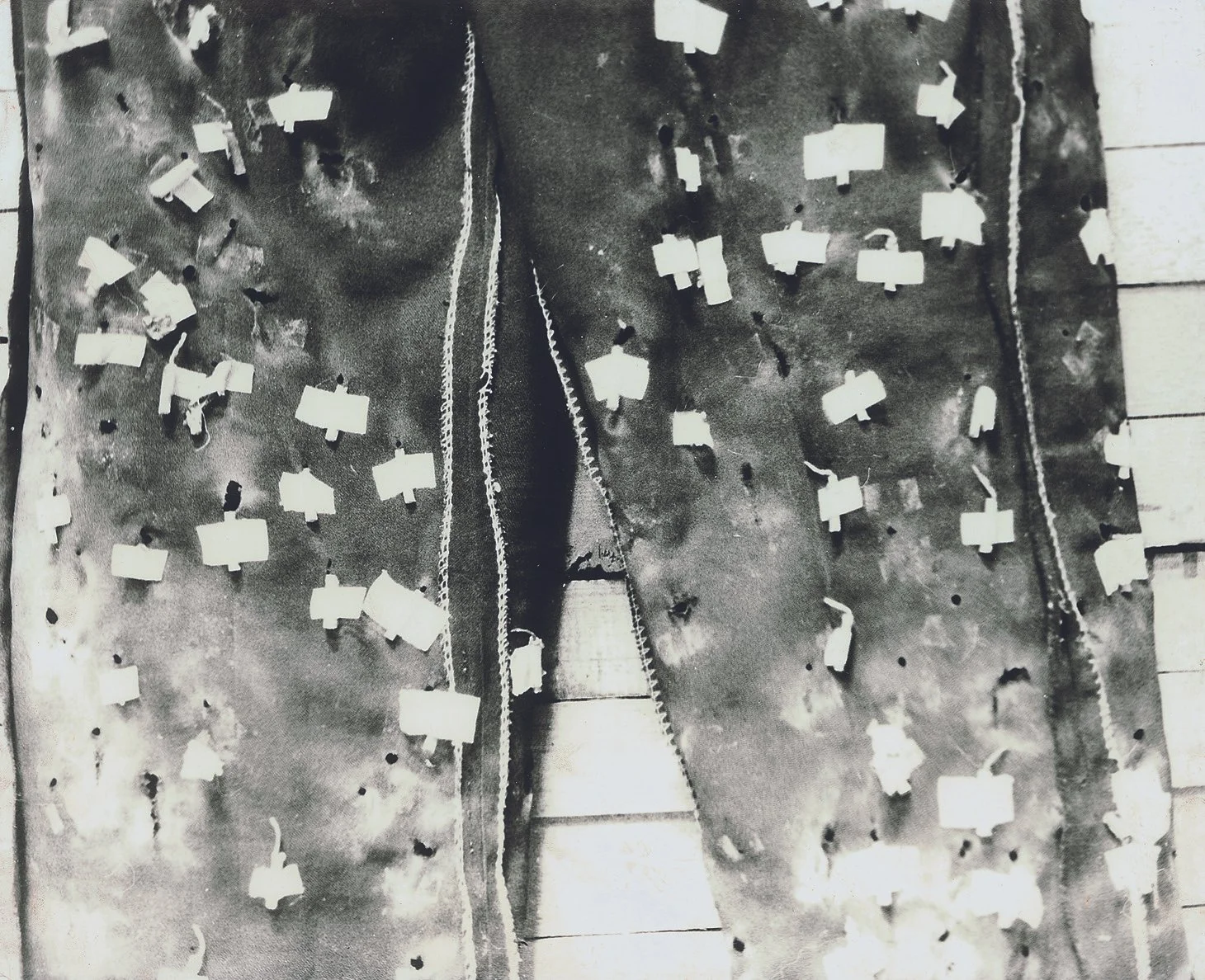 黄永砅 Huang Yongping
鞭炮裤子 Firecracker Pants 
1987 Xiamen 