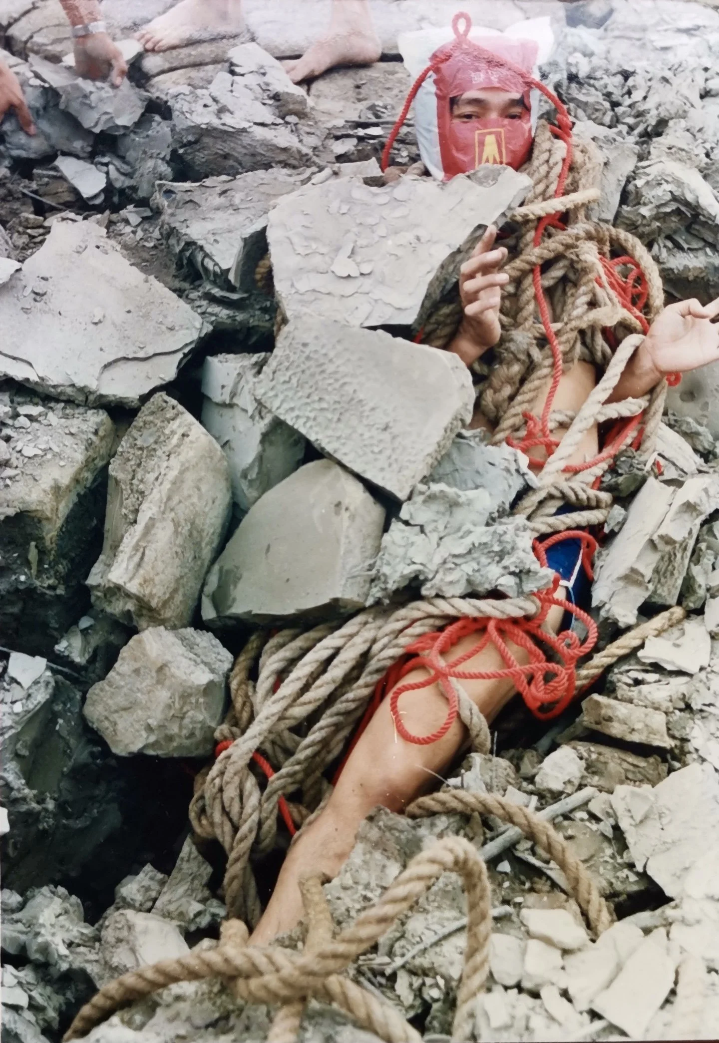 林嘉华和自愿参与者
Lin Jiahua and volunteer participants
纠缠捆绑艺术行为 
Entanglement and Bondage Art Performance 1987
