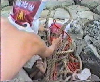 林嘉华和自愿参与者
Lin Jiahua, Huang Yongping and volunteer participants
焚书坑儒 
Burning of books and burying of scholars
厦门 筼筜港 枯泥滩   Xaimen 1987 
郑轼摄影 Videographer by Zheng Shi 