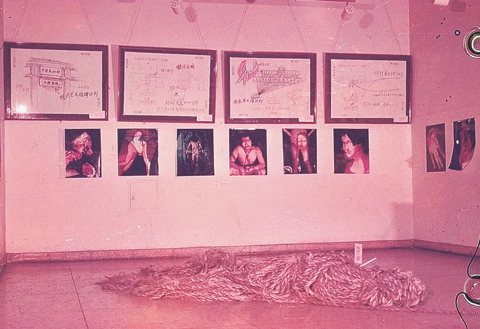 计划拖走中国美术馆 
Plan to drag away the National Art Museum of China
林嘉华  Lin Jiahua 
草图  Sketch
林出资购买四千米绳子 ( $4000 RMB )
Lin funded the purchase of four thousand meters of rope
1989 北京 Beijing China
吴艺明摄影 Photography by Wu Yiming