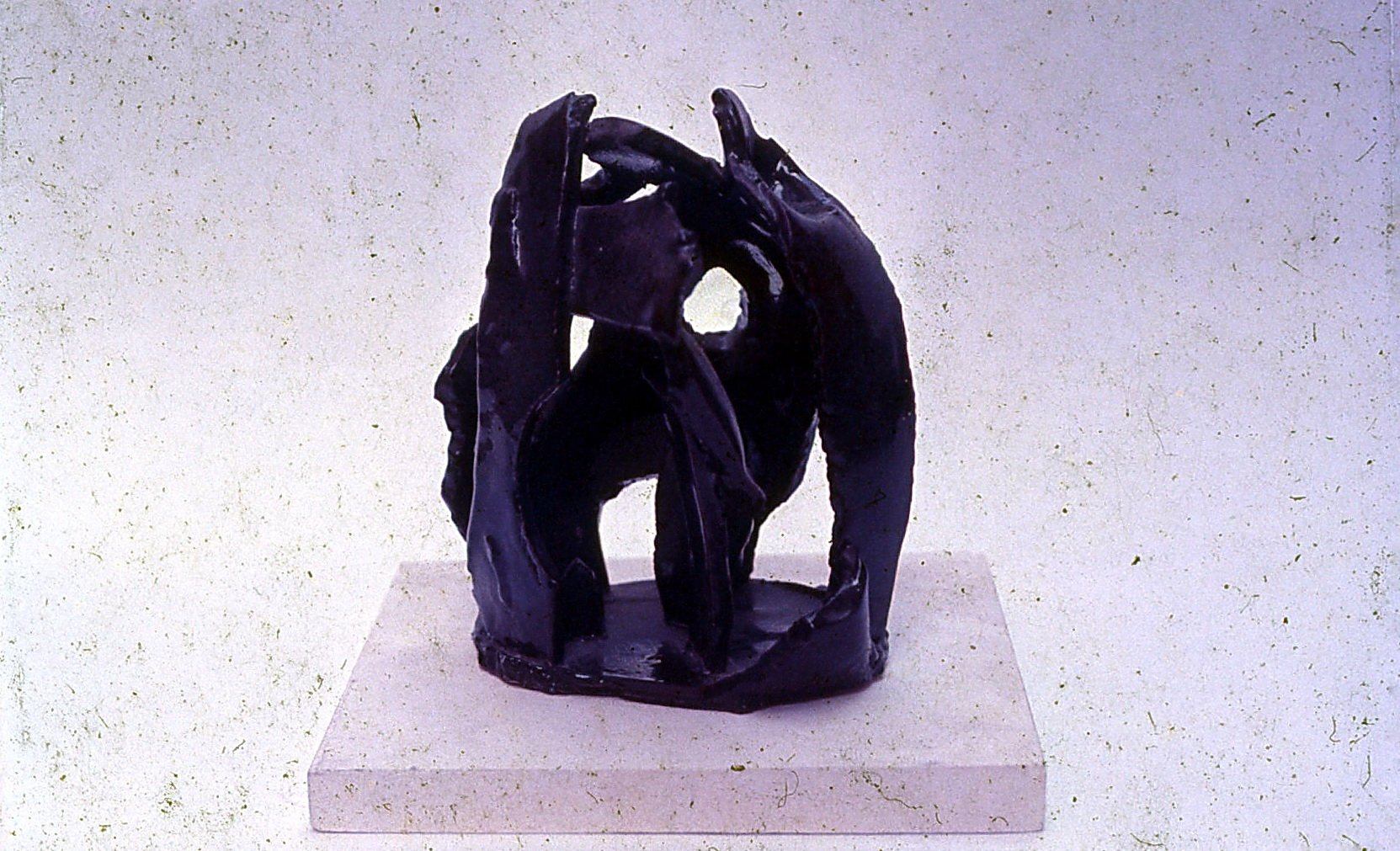 焦跃明 Jiao Yaoming 
似乎是爱 It seems to be love 
陶瓷 ceramics
Xiamen 1983
