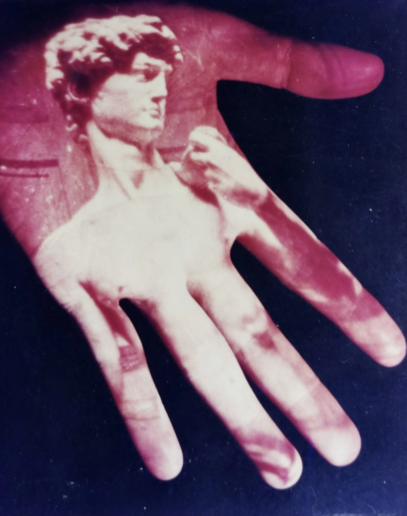 林嘉华 Lin Jiahua 
进入美術史的幻燈活动
米開朗基羅 大卫 Michelangelo David
The Michelangelo David slide projected on to Lin's Hand 1988 
吴艺明摄影 Photography by Wu Yiming
