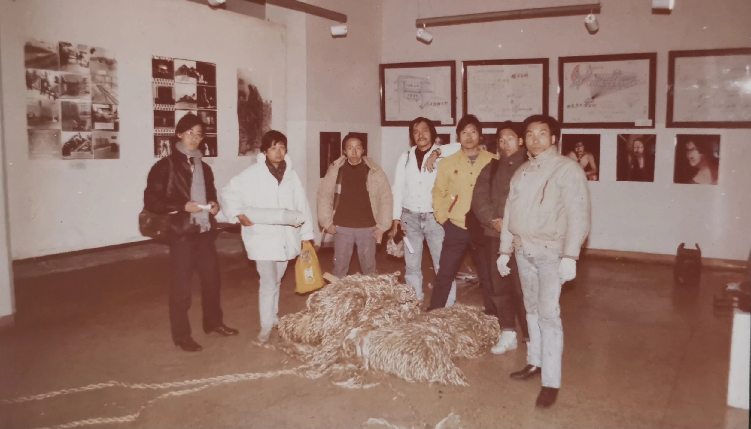 黃永磐, 沈遠, 黃永砅,林嘉华,吳藝明,陳承宗,林春 ( 左起 )
Huang Yong Ban, Shen Yuan, Huang Yong Ping,  Lin  Jiahua,  
Wu Yiming, Chen Chengzong, Lin Chun (left to right) 
计划拖走中国美术馆
Plan to drag away the National Art Museum of China