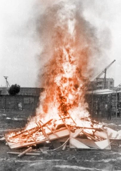 厦门达达現代艺术展 - 展出藝術作品的焚烧现场 
Xiamen Dada Exhibition of Modern Art Burning Event  1986. 11 

