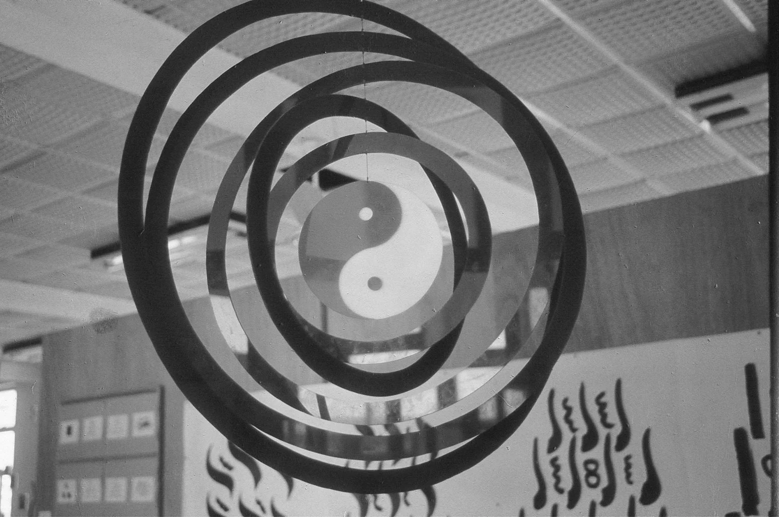 林嘉华 Lin Jiahua
幸运的太极 (有机板)
( 色彩 was in colour) 
Lucky Tai Chi (acrylic board)
(己焚烧 It was burned) 1986