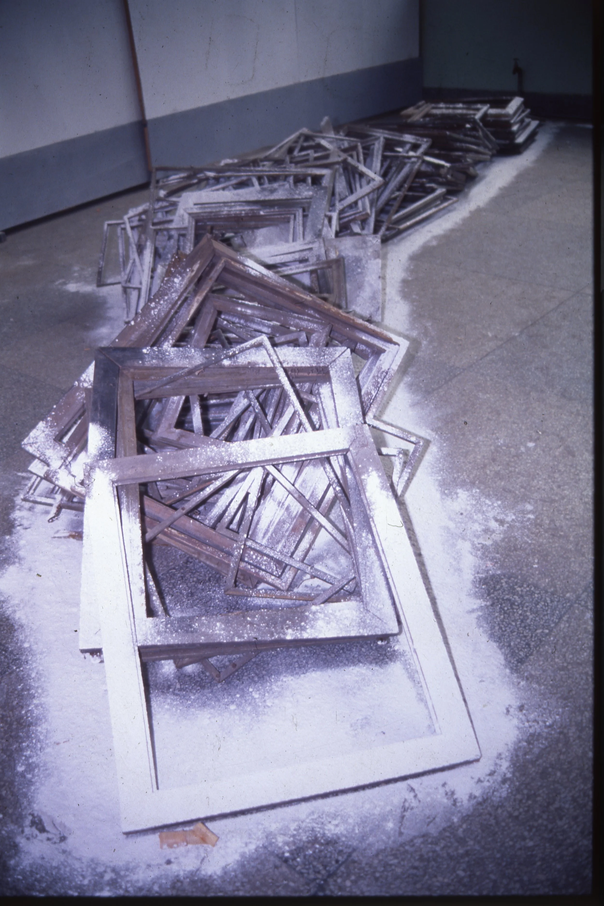 被遗弃的 ... 物品 ... 进入美术馆
Outdoor abandoned material Moved into Art 
Museum
发生在福建省美术展览馆内的事件展览
Exhibition of events that occurred at the Fujian Provincial Art Museum
1986 
俞晓刚摄影 Photography by Yu Xiaogang 