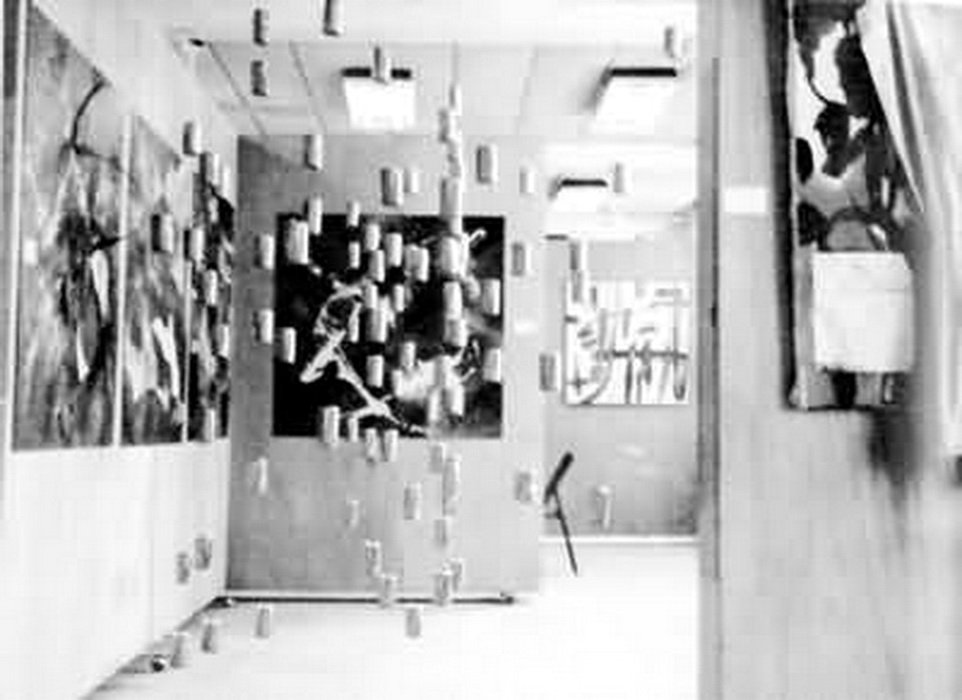 可乐罐和四个华丽乐章的演奏
夹版油画加实物
Coca-Cola cans and the performance of four magnificent movements 
Oil and actual object
蔡立雄 Cai Lixiong 刘一𧃍 Liu Yi
厦门达达現代艺术展 ( 色彩 was in coloued )
Xiamen Dada—Exhibition of Modern Art 1986