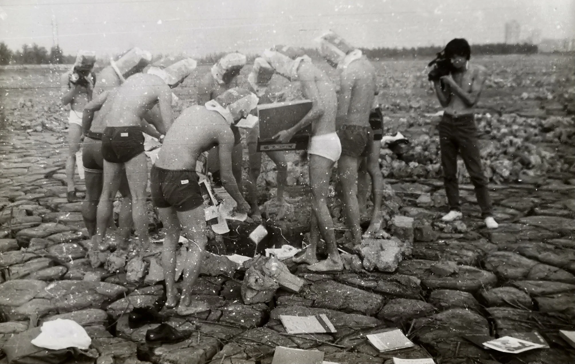 林嘉华和自愿参与者
Lin Jiahua and volunteer participants
焚书坑儒 
Burning of books and burying of scholars
厦门 筼筜港 枯泥滩   Xaimen 1987 
郑轼录影 Videographer by Zheng Shi 