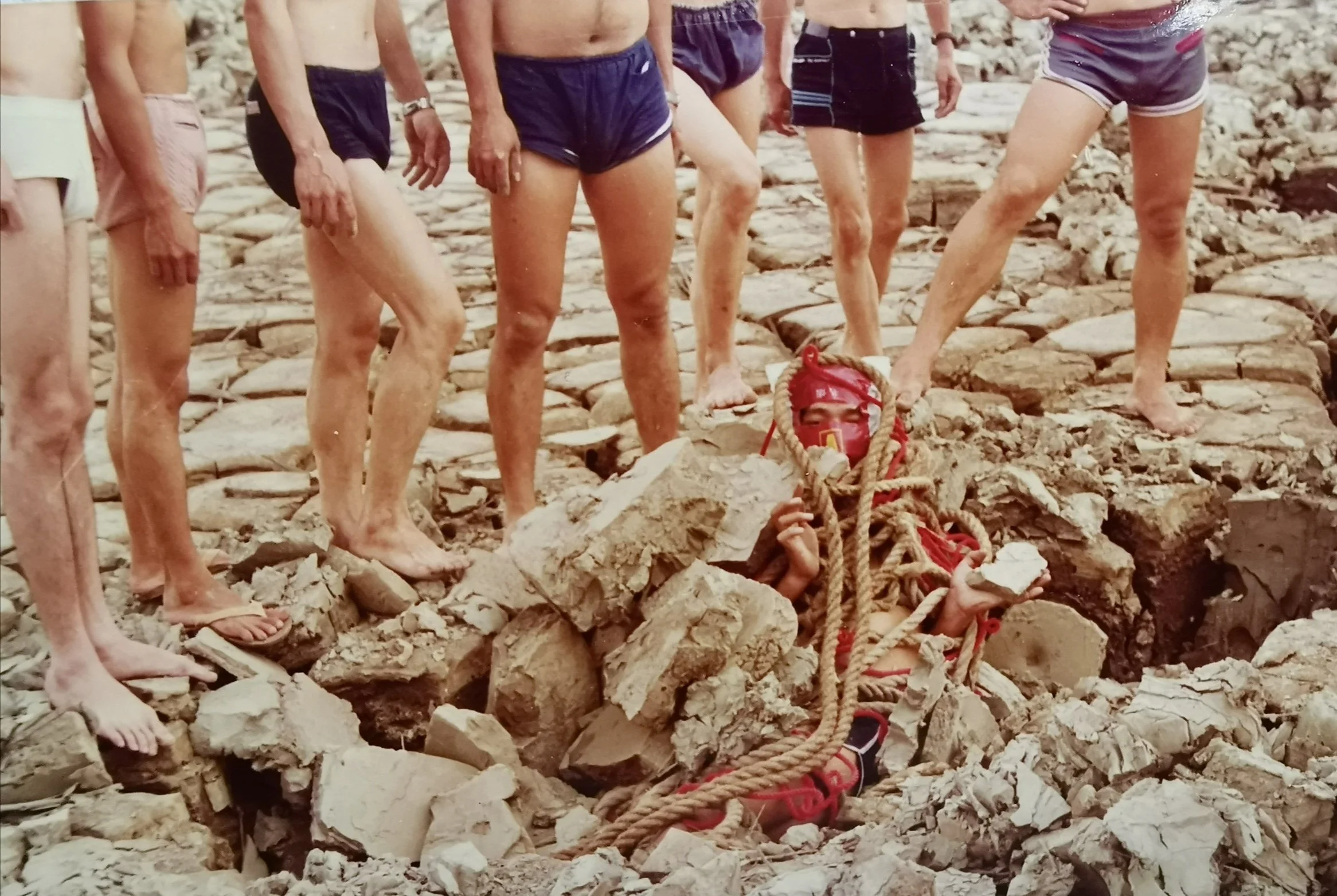 林嘉华和自愿参与者
Lin Jiahua and volunteer participants
纠缠捆绑艺术行为, 焚书坑儒  
Entanglement and Bondage Art Performance 
厦门 筼筜港 枯泥滩   Xaimen 1987 
吴艺明摄影 Photography by Wu Yiming