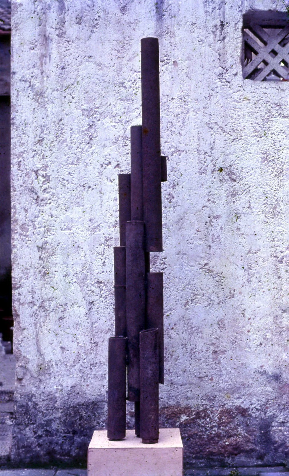 焦跃明 Jiao Yaoming 
向上发展的圆柱体 Cylinder that grows upward
金属焊接 Metal welding
Xiamen 1983