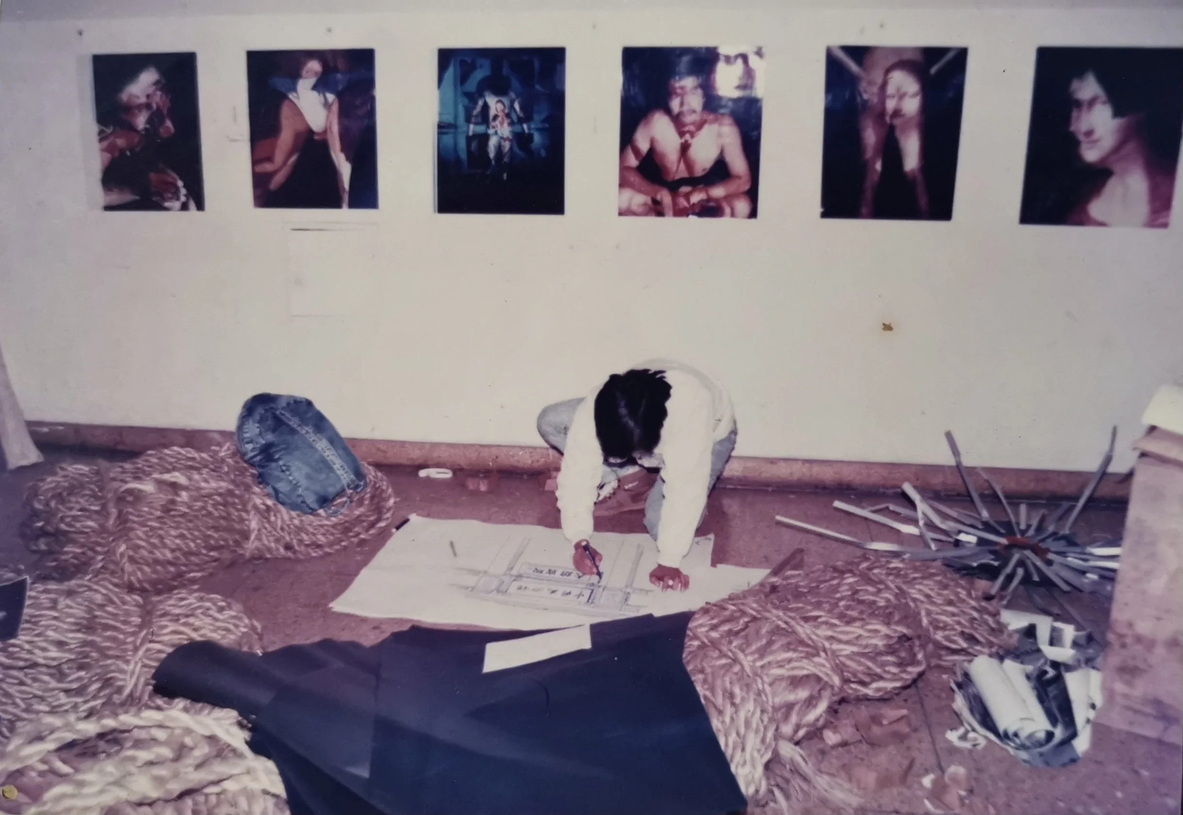 拖走中国美术馆计划  
Plan to drag away the National Art Museum of China
林嘉华在制作计划草图
Lin Jiahua is making a draft plan.
