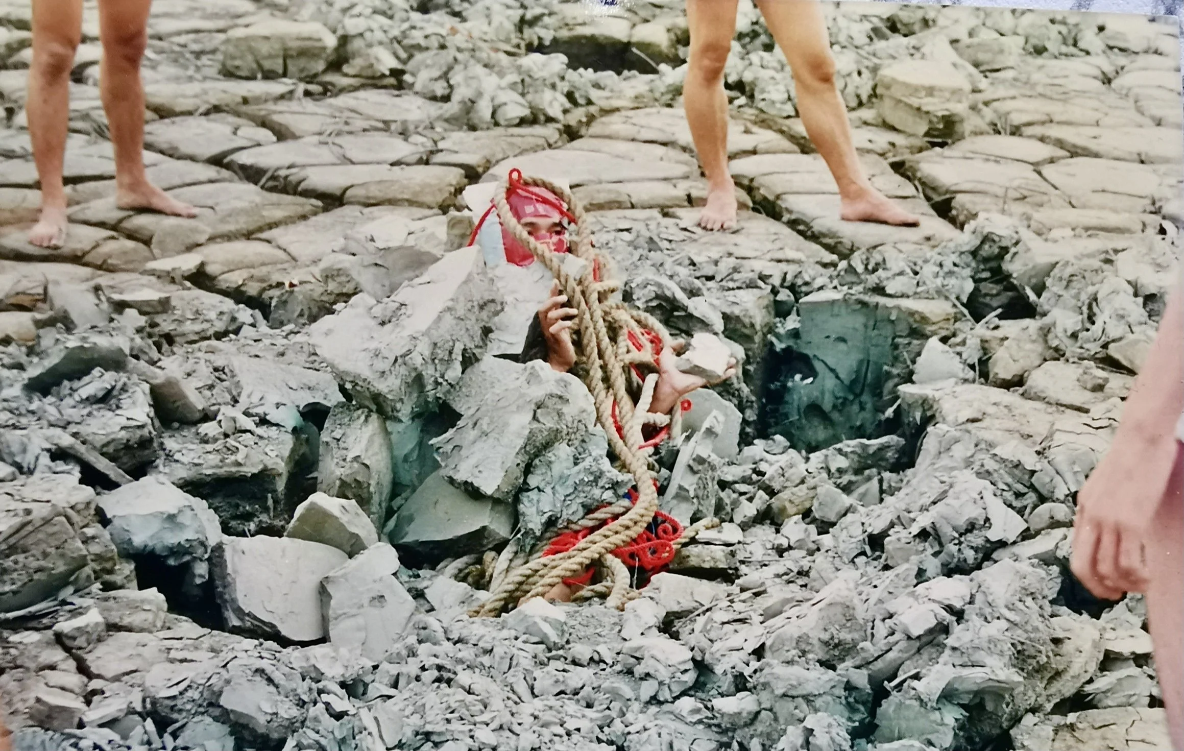 林嘉华 Lin Jiahua 
纠缠捆绑艺术行为 
Entanglement and Bondage Art Performance 
厦门 筼筜港 枯泥滩   Xaimen 1987 
吴艺明摄影 Photography by Wu Yiming