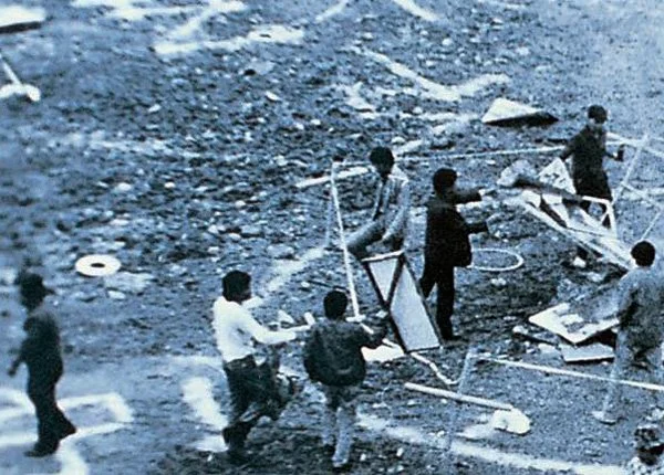 厦门达达現代艺术展 - 展出藝術作品的焚烧现场 
Xiamen Dada Exhibition of Modern Art Burning Event  1986. 11.23