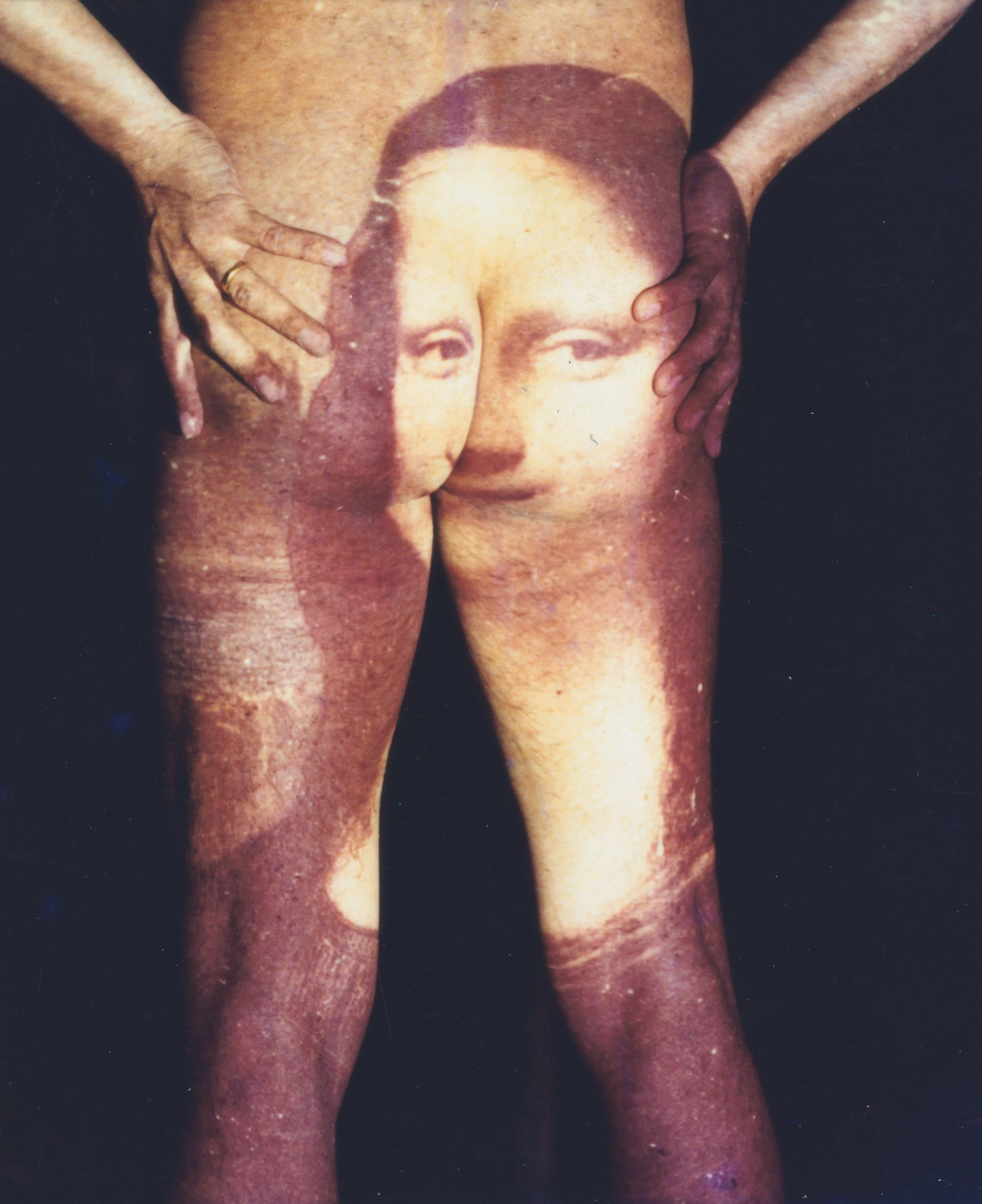 林嘉华  Lin Jiahua
进入美術史的幻燈活动 
A Slideshow into Art History
蒙娜麗莎 投射在林的臀部
The slide projected Mona Lisa onto Lin's butt
1988 Xiamen 
吴艺明摄影 Photography by Wu Yiming