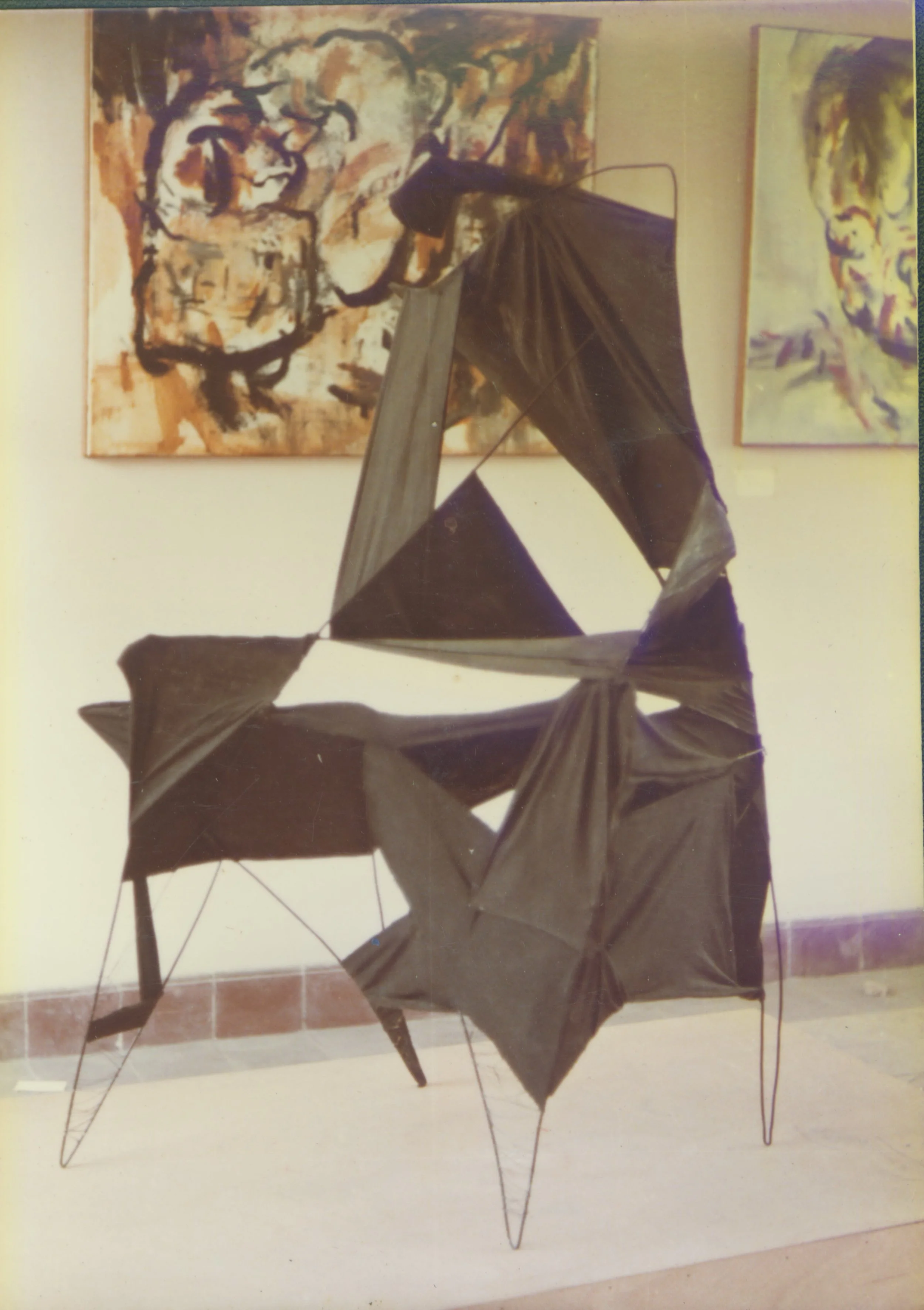 焦跃明 Jiao Yaoming 
折成的黑影 (粗麻布+沥青) Folded shadows (rough burlap + asphalt)
(己焚烧 It was burned) 1986