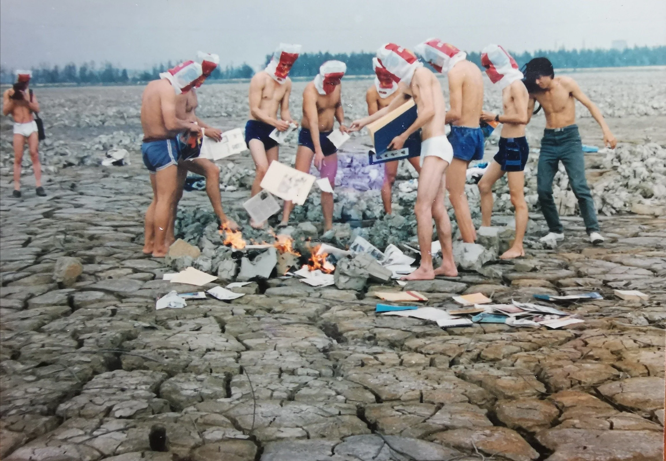 林嘉华和自愿参与者
Lin Jiahua and volunteer participants
焚书坑儒 
Burning of books and burying of scholars
厦门 筼筜港 枯泥滩   Xaimen 1987 
郑轼摄影 Videographer by Zheng Shi 